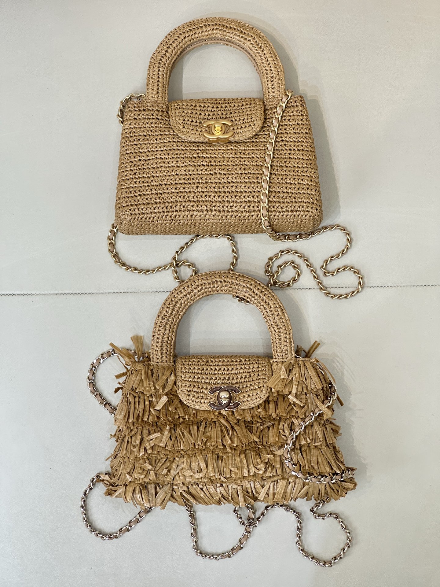 4416 Definitivamente hay un lugar para las bolsas tejidas de paja en el techo del estilo de las vacaciones de verano. C…