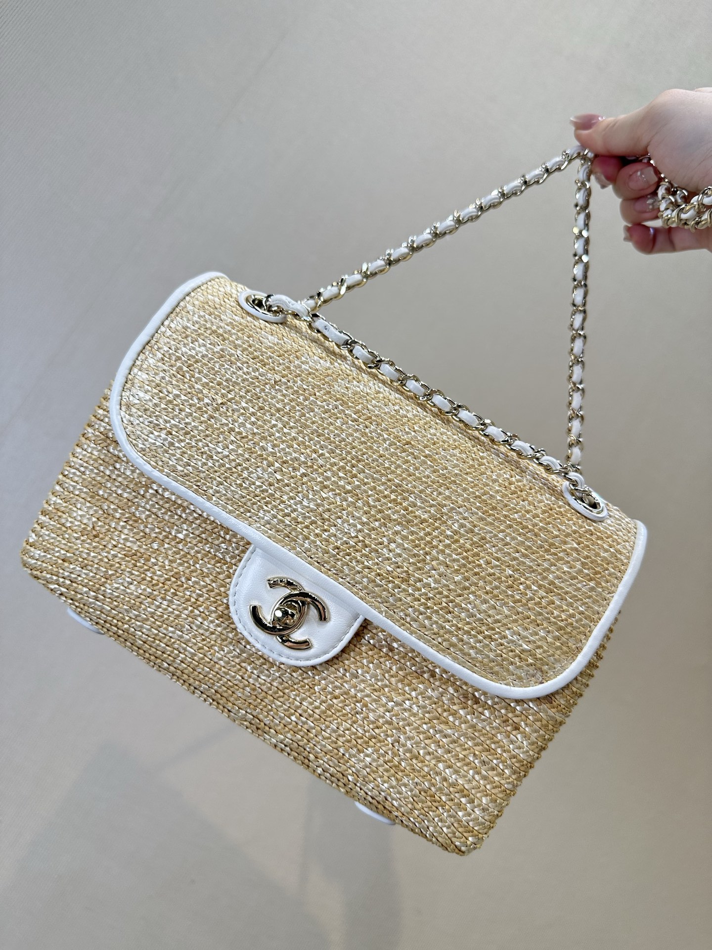 6017 25/26 Bolso con solapa limitado serie vacaciones principios de primavera. Rafia natural + doble material de piel d…