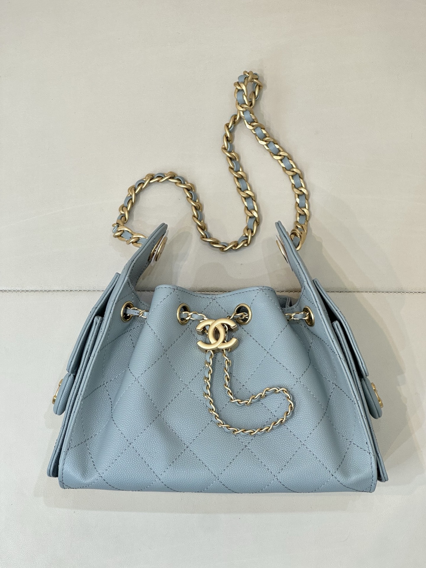 5631 𝐂𝐡𝐚𝐧𝐞𝐥 𝟐𝟓𝐬 𝐬𝐦𝐚𝐥𝐥 𝐡𝐨𝐛𝐨 ¡El bolso tipo cubo con cordón es un artículo de moda esta temporada! El l…