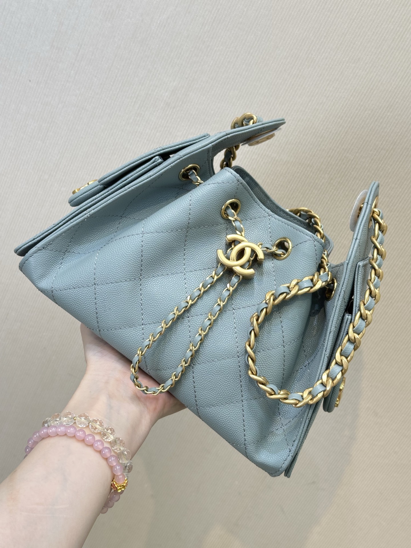 5631 es otro bolso que lleva el nombre de Chanel19 y Chanel22. Viene en una variedad de colores y materiales. Indica pr…