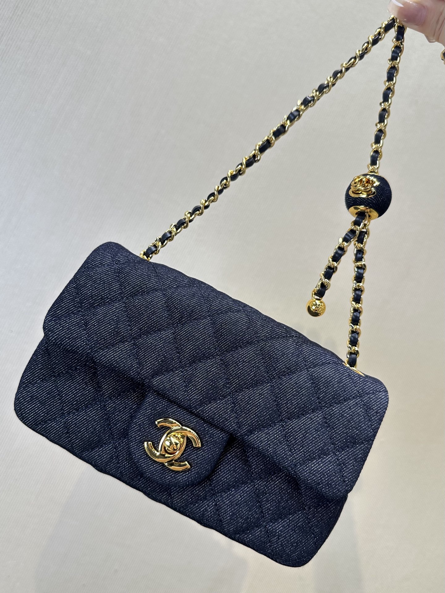 1786/1787 ¡El clásico bolso con solapa, con su forma cuadrada y linda, lo hace muy popular en la serie CF! Puede que te…