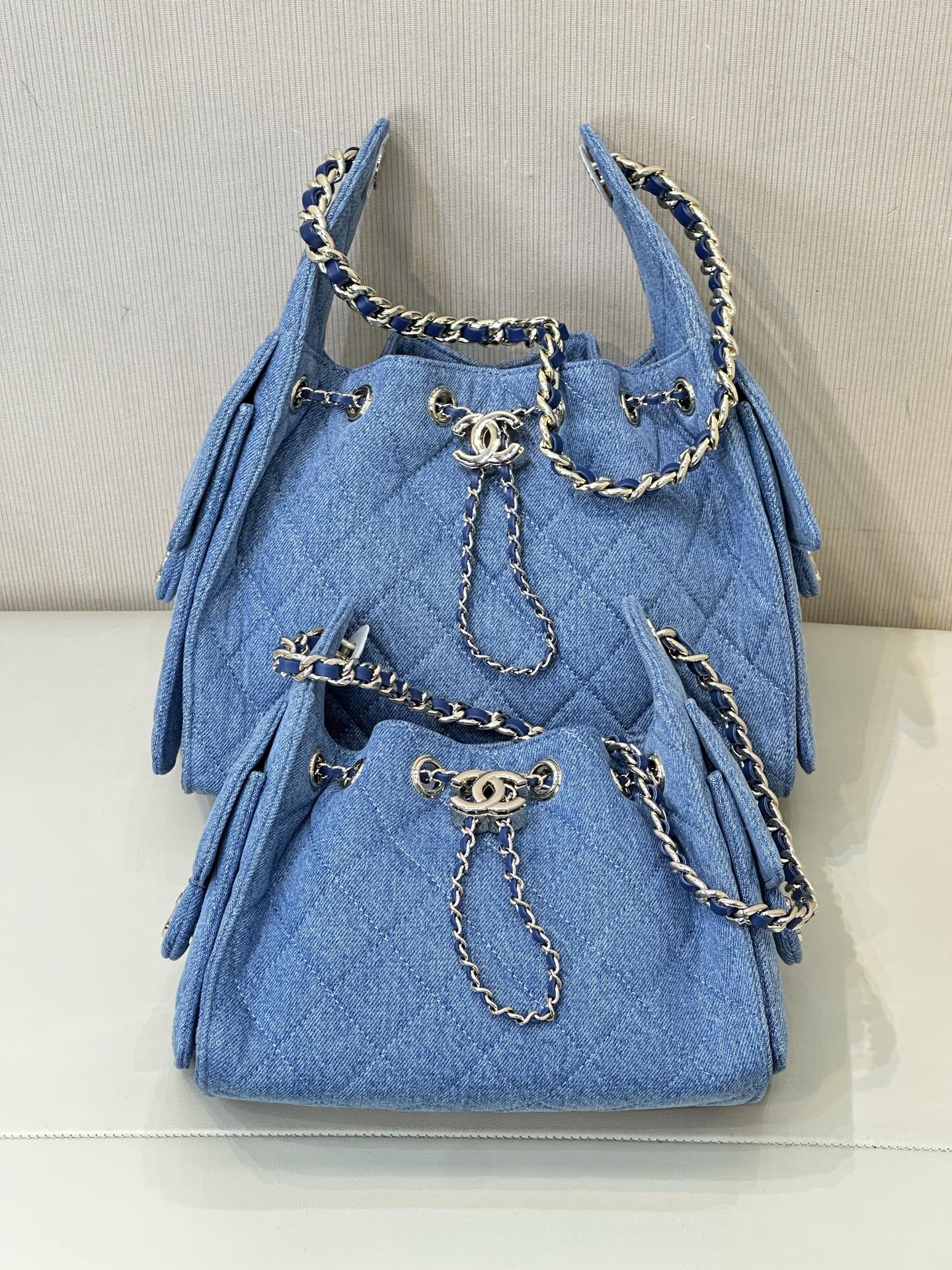 5631/5293 𝐂𝐡𝐚𝐧𝐞𝐥 𝟐𝟓𝐬 𝐬𝐦𝐚𝐥𝐥 𝐡𝐨𝐛𝐨 ¡El bolso tipo cubo con cordón es un artículo de moda esta temporada!…