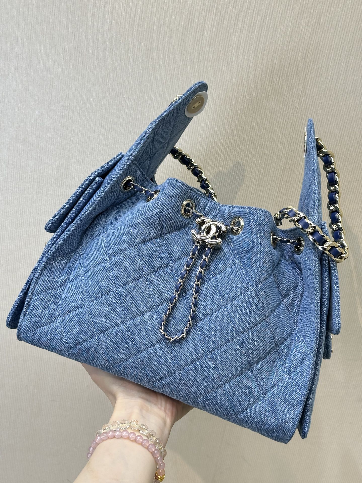 5631/5293 Echemos un vistazo al denim especial CF. El color de este denim es muy claro y la textura es asombrosa. La te…