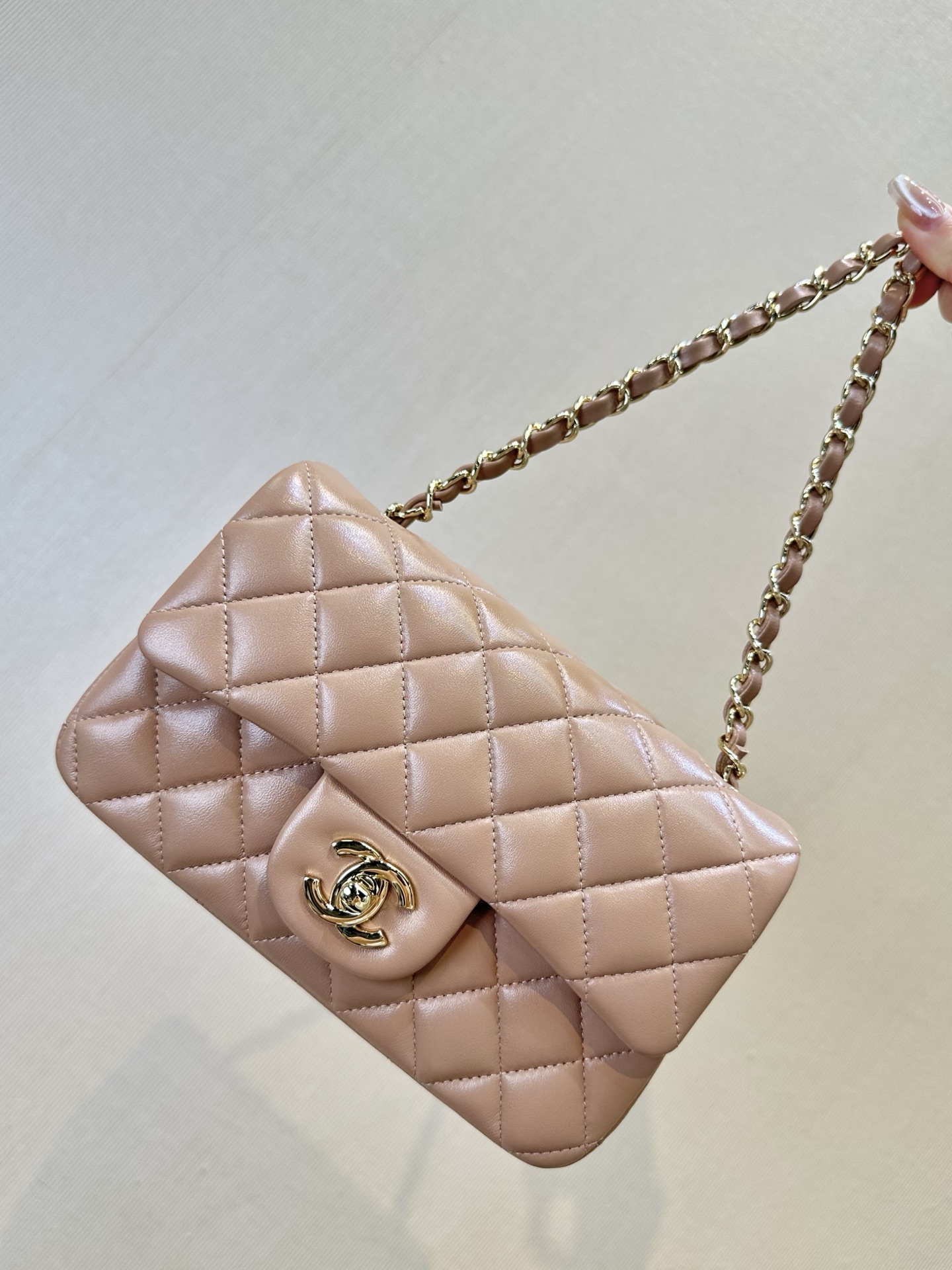 116/117/112 ¡El clásico bolso con solapa con su forma cuadrada y linda lo hace muy popular en la serie CF! Puede que te…