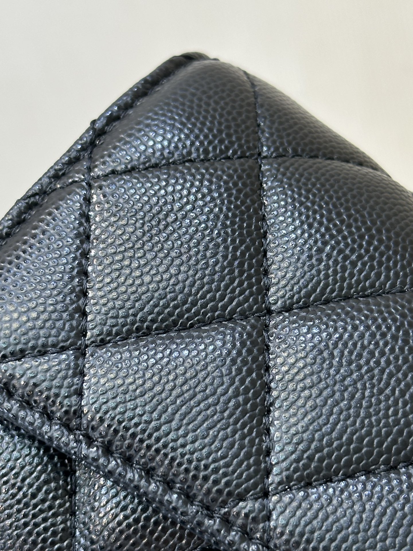 5280 Caviar French Haas cuero ZP original. La textura general del clásico cuero de caviar de bolas pequeñas es uniforme…