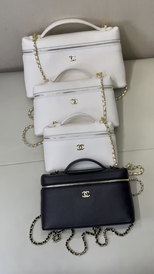 5346/5347/6473 Chanel26Ya está aquí una lonchera LP en oro negro. Hay tres tamaños en total. ¡La piel de vaca de esta t…