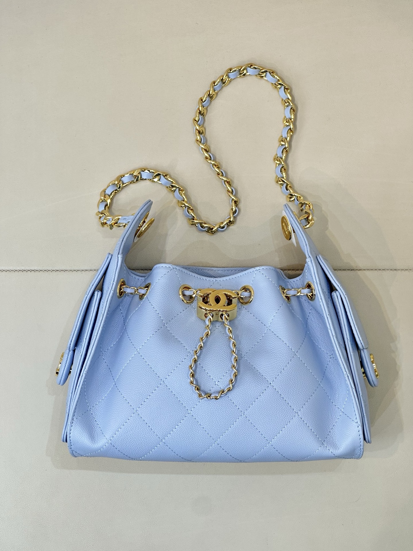 5631 𝐂𝐡𝐚𝐧𝐞𝐥 𝟐𝟓𝐬 𝐬𝐦𝐚𝐥𝐥 𝐡𝐨𝐛𝐨 ¡El bolso tipo cubo con cordón es un artículo de moda esta temporada! El l…