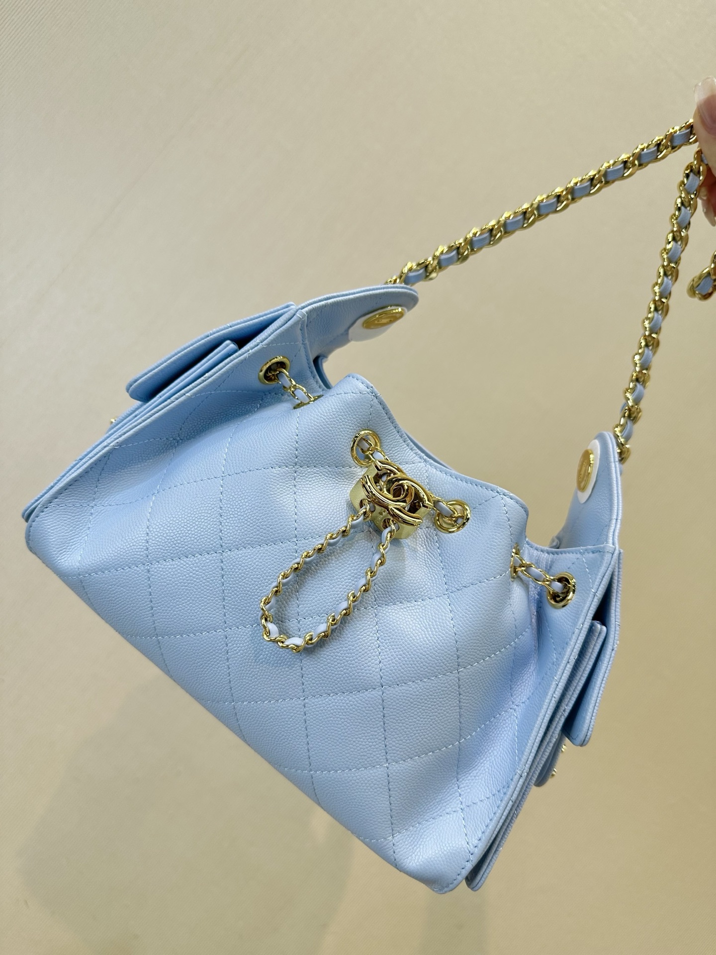 Después de Chanel19 y Chanel22, 5631 es otro bolso que lleva el nombre de un número. Viene en varios colores, lo que in…