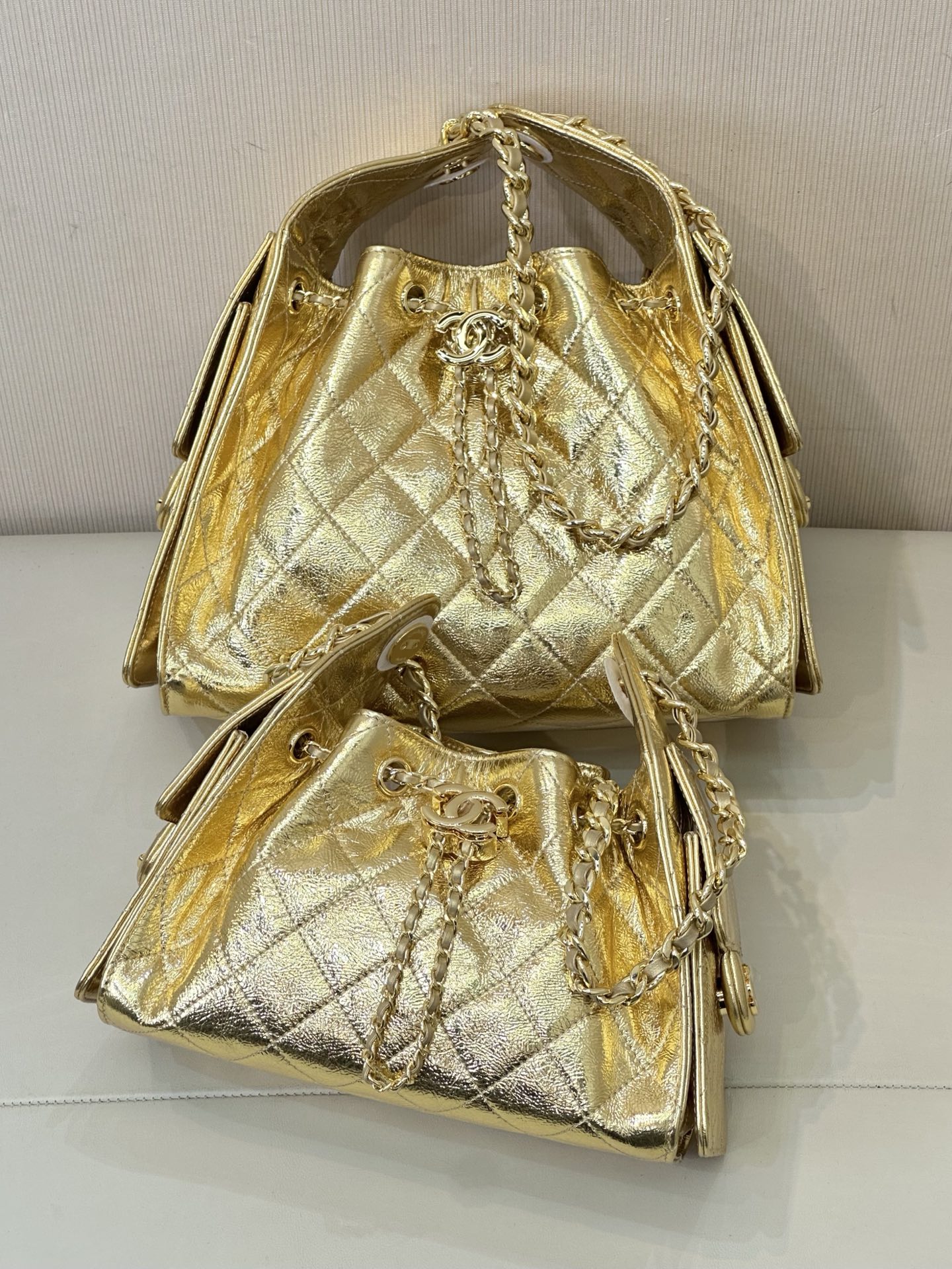 5631/5293 𝐂𝐡𝐚𝐧𝐞𝐥 𝟐𝟓𝐬 𝐬𝐦𝐚𝐥𝐥 𝐡𝐨𝐛𝐨 ¡El bolso tipo cubo con cordón es un artículo de moda esta temporada!…