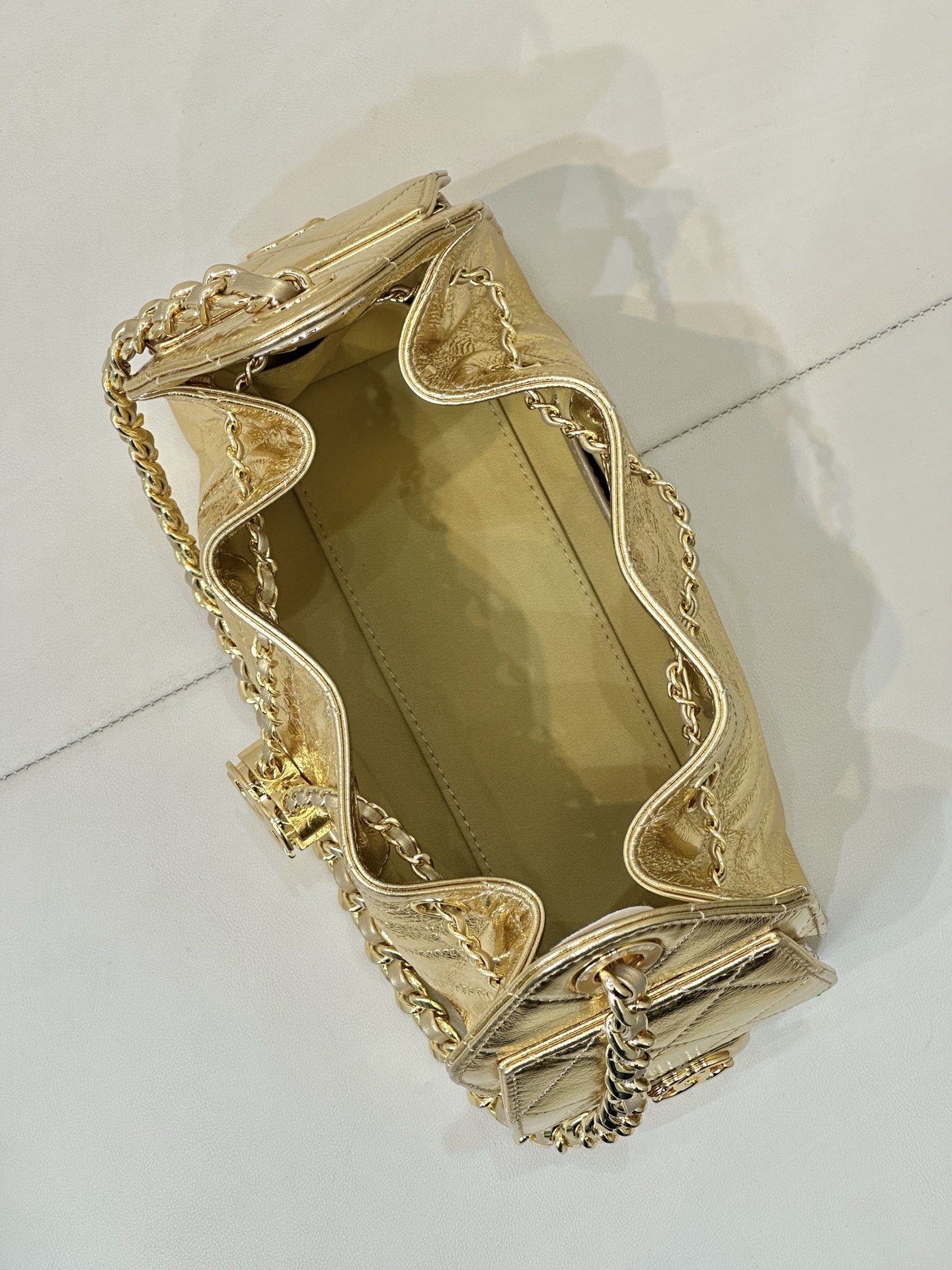 5631/5293 Detalles interiores: dondequiera que mire, está lleno de textura, incluido un reluciente bronce dorado real, …