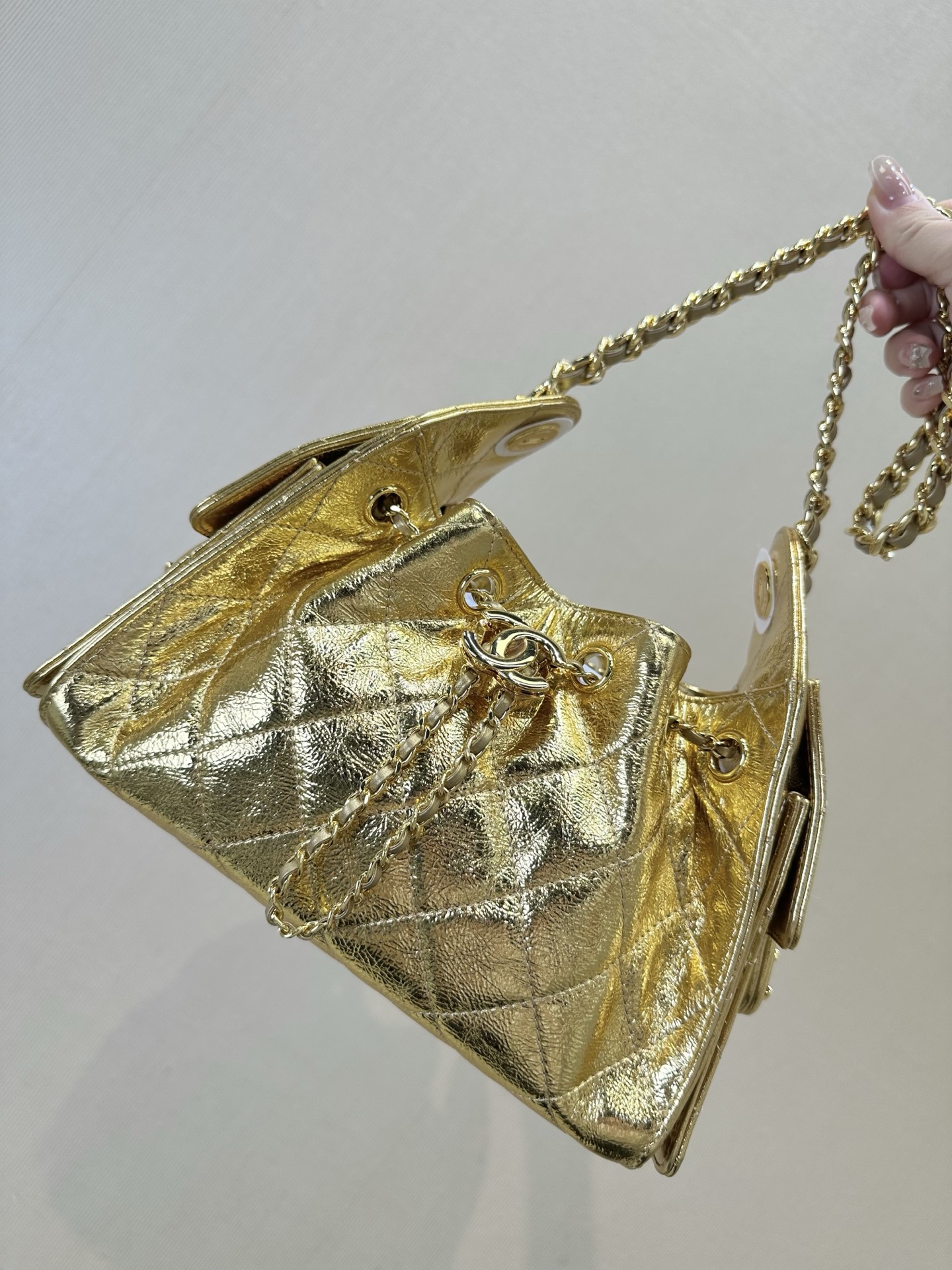 5631/5293 está lleno de diseño y presenta un gran estilo hobo en general. Este bolso no solo conserva los elementos clá…