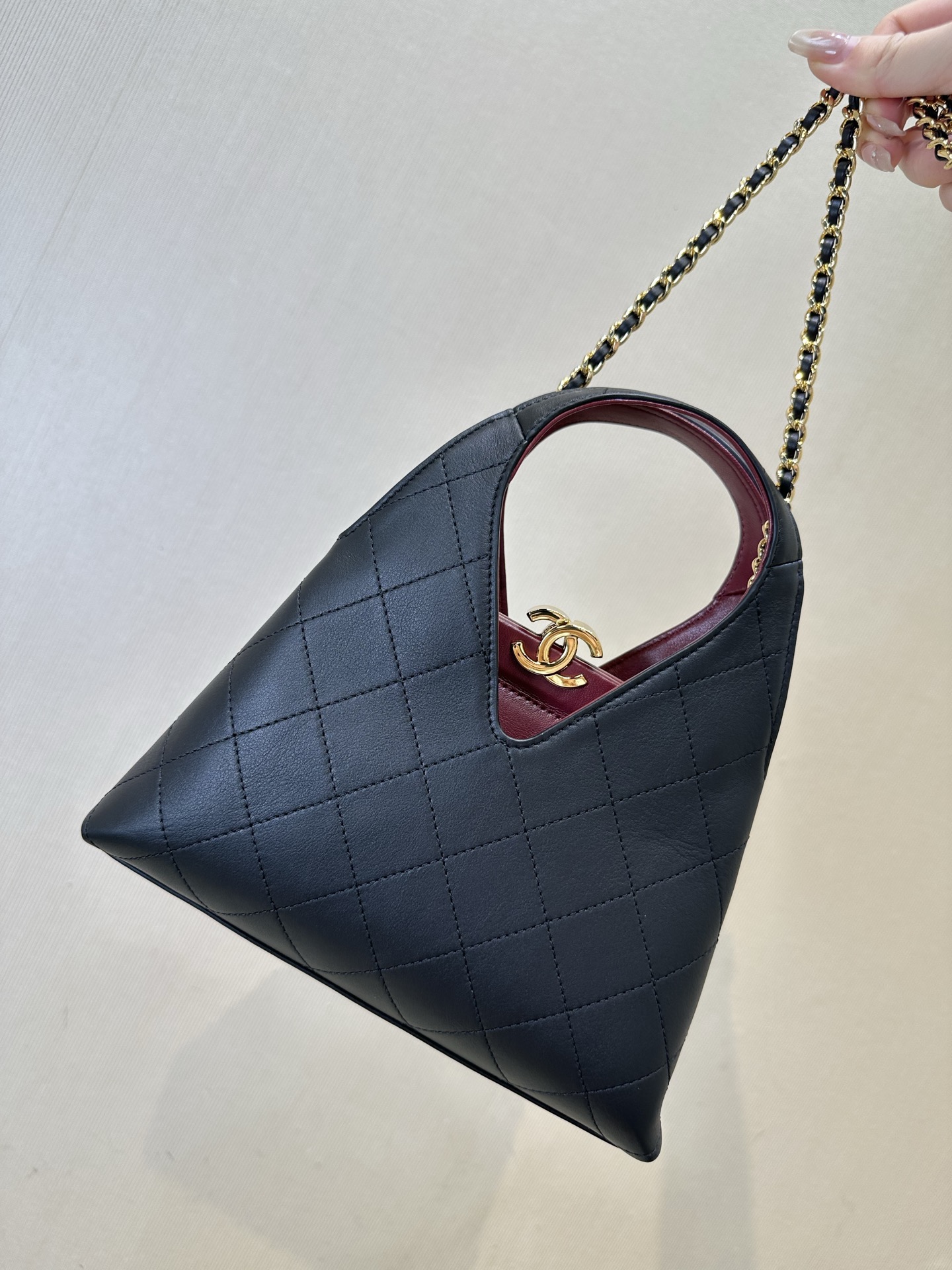 6392 Si estás cansada de mirar bolsos tote cuadrados, este bolso te hará brillar los ojos. Tiene un contorno de triángu…