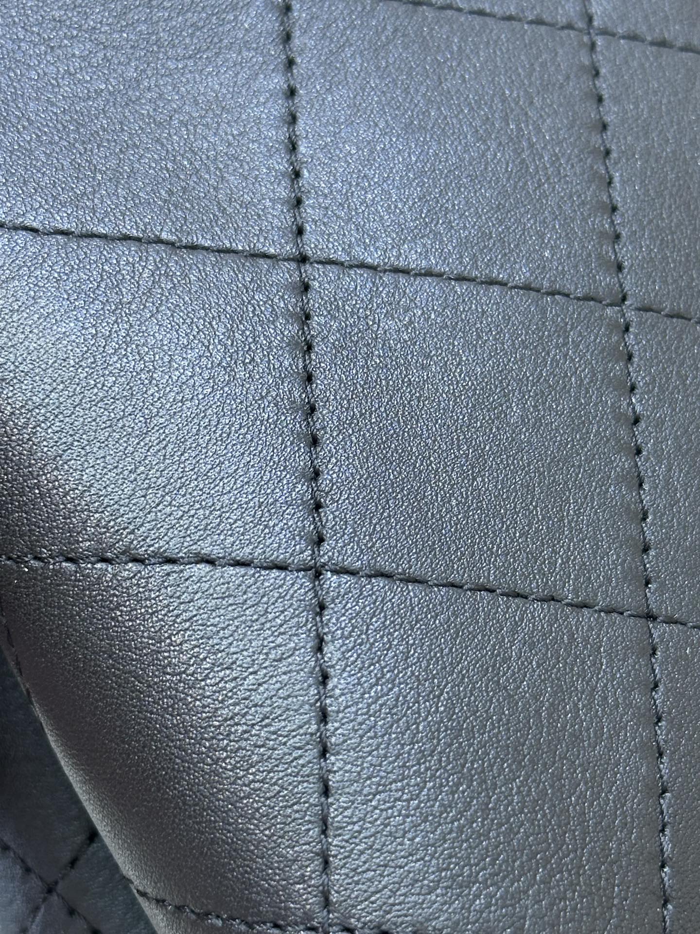 6392 Miremos el material nuevamente. Es un material de piel de oveja importado hecho a medida. Primero puedes sentir su…