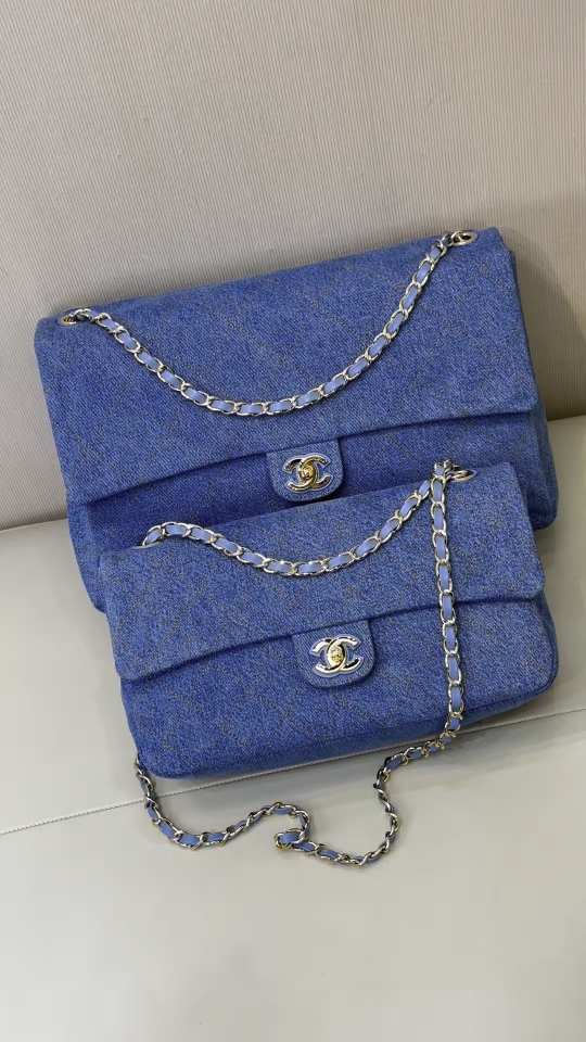 6627/6628 Chanel 26A La serie Workshop utiliza material denim para remodelar los clásicos, integrando perfectamente la …