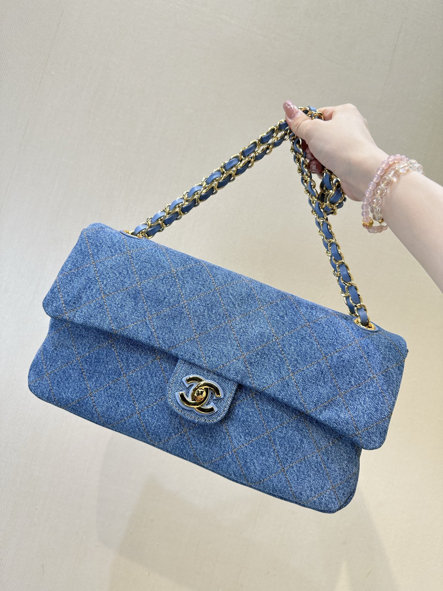 6627/6628 Bolso Chanel Maxi Flap, un bolso grande y de temperamento relajado. Maxi Flap continúa con el minimalismo con…