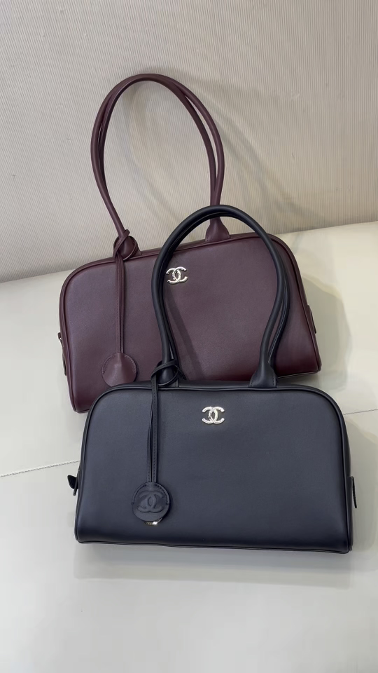 También ha llegado el tamaño de bola de bolos pequeña 6580 Chanel. Tiene una forma de bolos alargada y ordenada y una g…