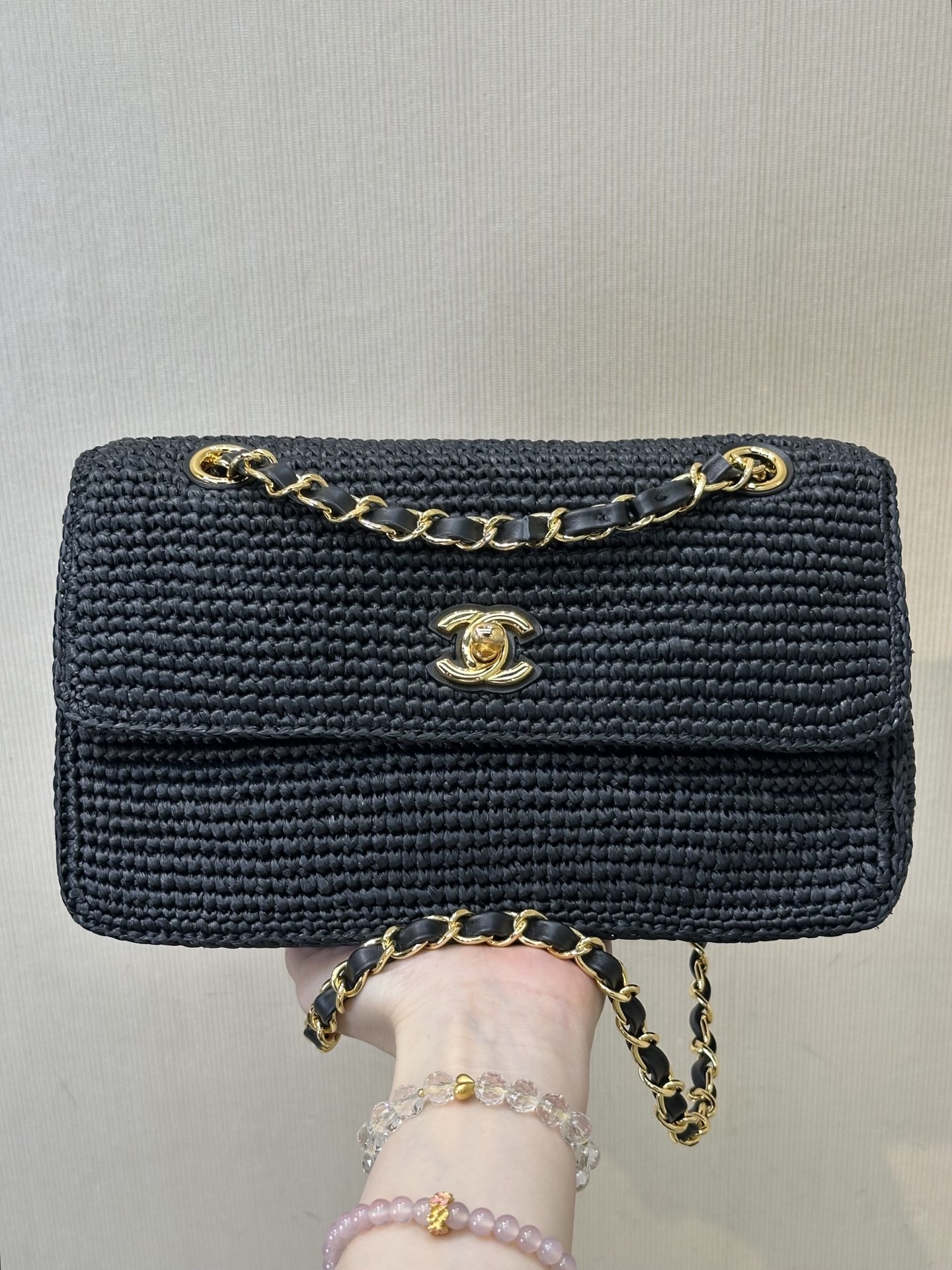 6088 es un estilo clásico de bolso cuadrado con tapa abatible CF. La curva de la cubierta de la bolsa ha sido moldeada …