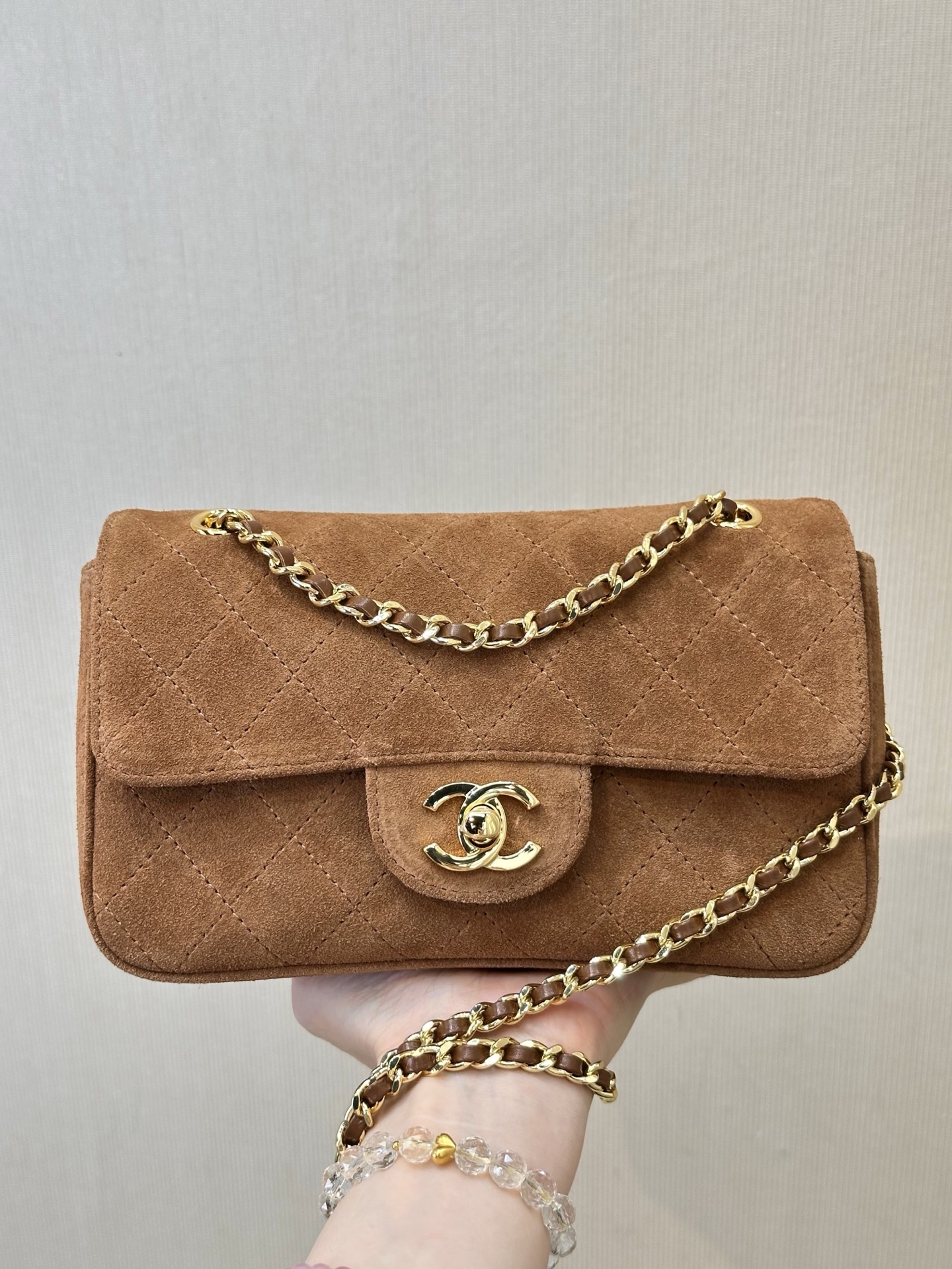 6626 es un bolso clásico con solapa, con una forma cuadrada y linda. Puede que tengas muchos bolsos pequeños, ¡pero deb…