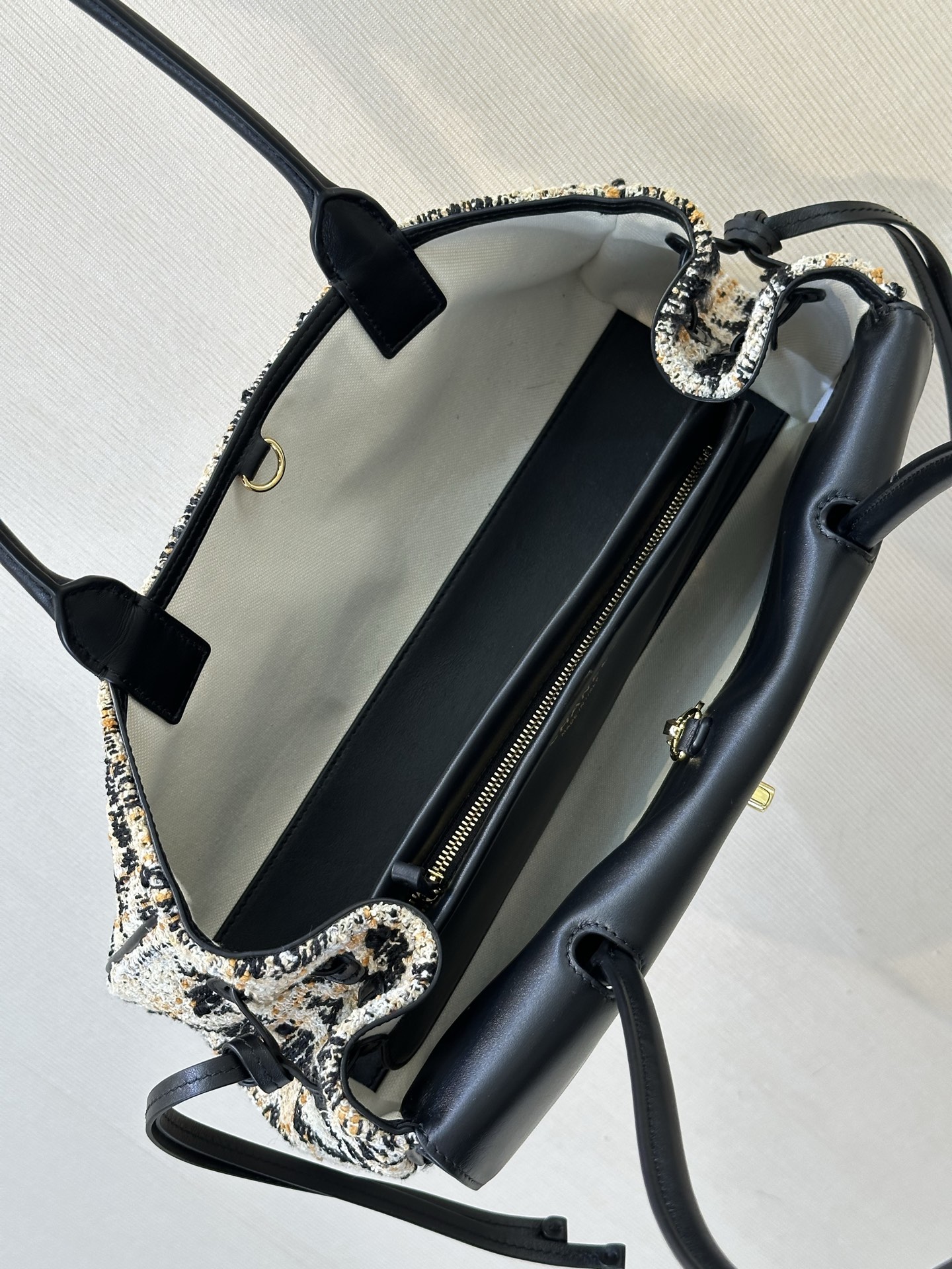 ¡6288 también es muy práctico! Hay múltiples compartimentos en el interior del bolso, por lo que teléfonos móviles, tar…