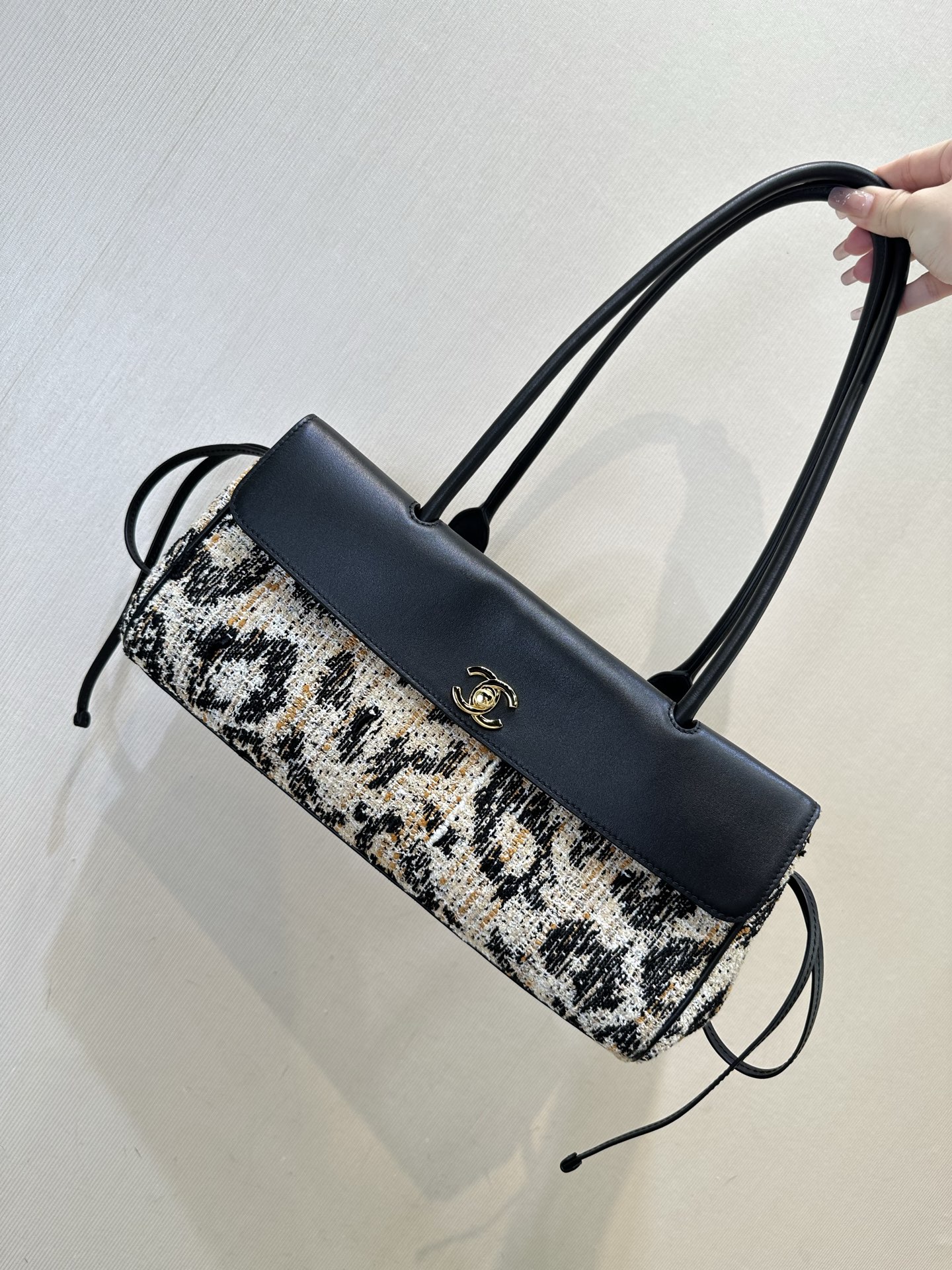 6288 Quién sabe, cuanto más miro este bolso baguette de tweed 26S, más me gusta. La lana de varios colores con estampad…