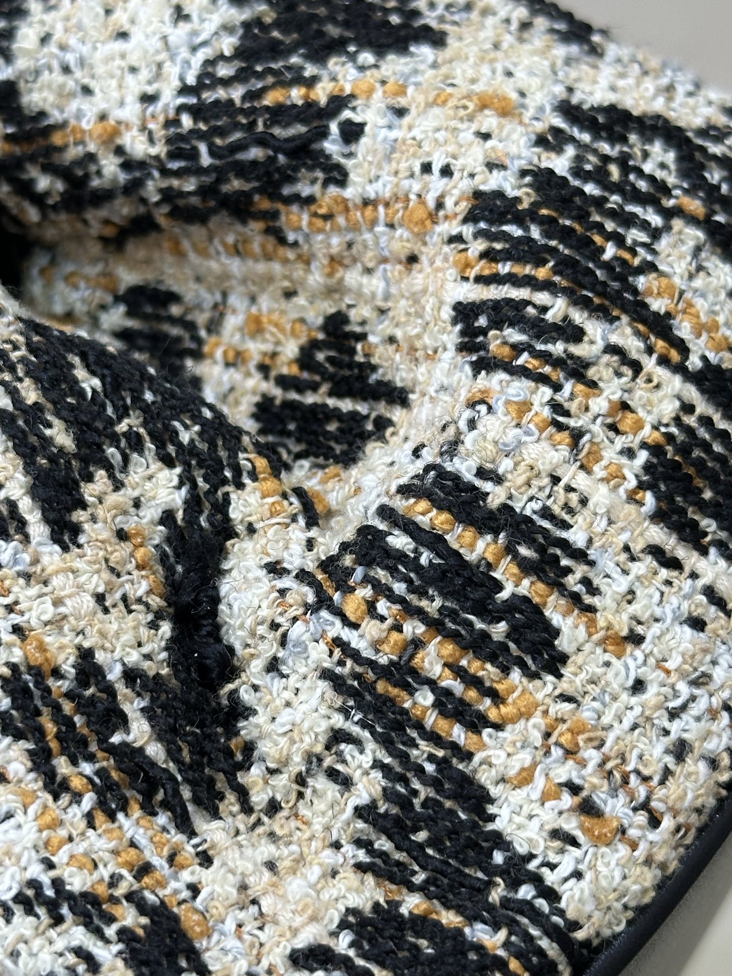 La tela 6288 es suministrada especialmente por la fábrica original. Utiliza tecnología de tweed. El material principal …