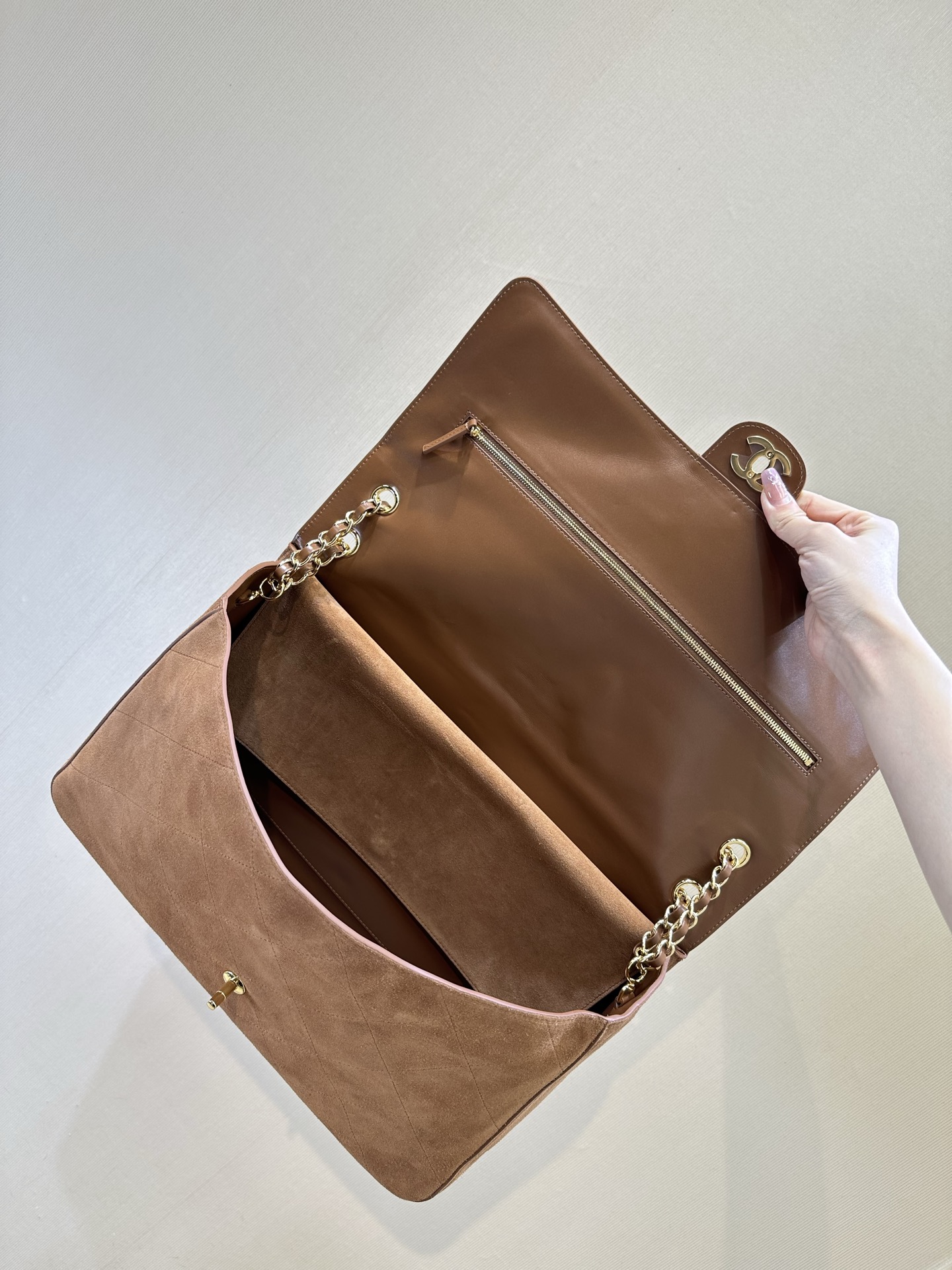 ¡El material interior del 6234 es extremadamente resistente al desgaste y duradero! El bolsillo interior y el código es…