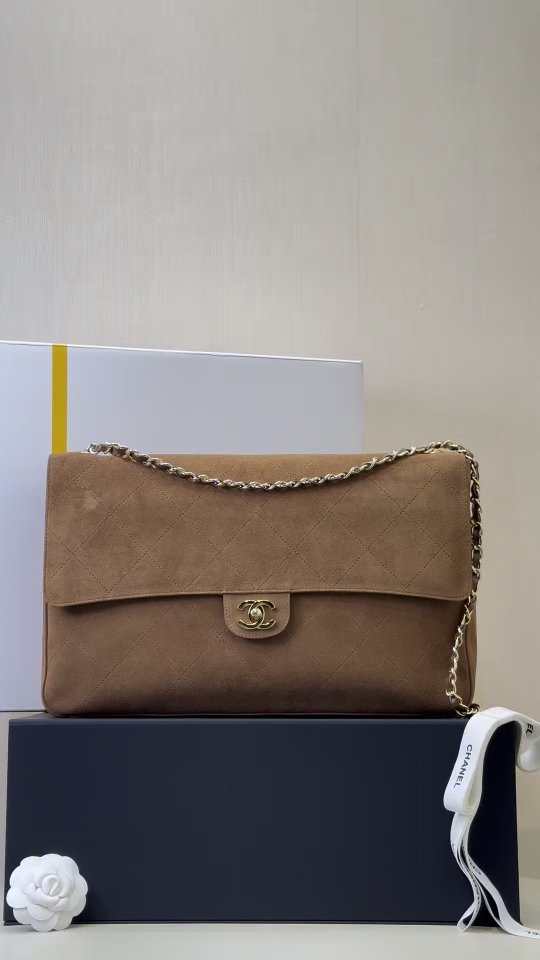6234 ¡Un imprescindible para un ambiente retro! El Maxi Flap Bag grande de color caramelo es el toque final para los co…