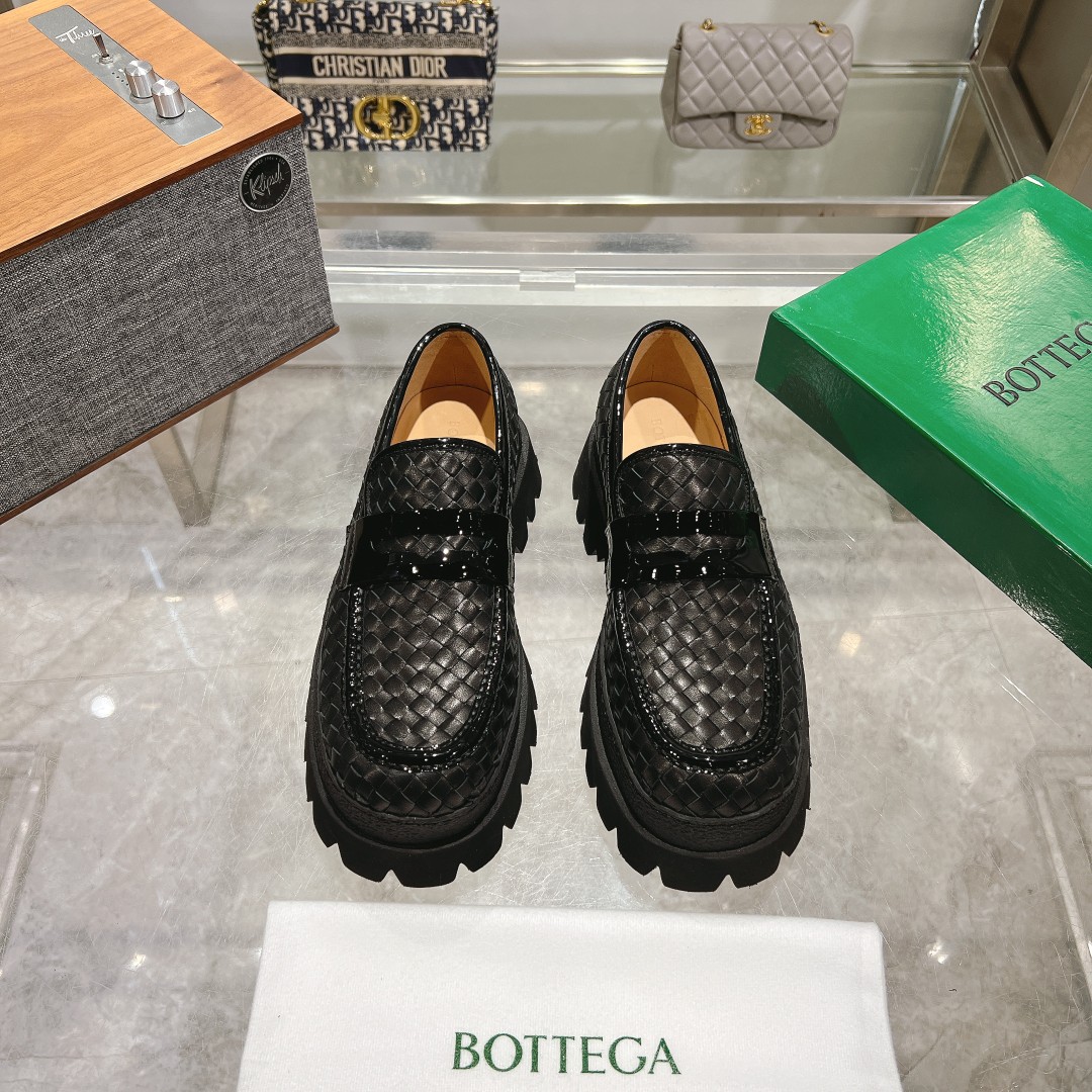 NO:273478,[BV] Top Size: Women 35-39 (Female 40 customized) Men 39-44 (38.45 order without return) Baodie Family 2025 counter synchronous model!  Fashionable foot thick sole casual shoes.!  Top cow paint!  Gusei cattle!  The original board is replicated one by one.,,bottega veneta,bottega veneta19860909【BV】顶级 Size:女35-39 (女40定做 )男39-44 (38 .45 订不退换） 葆蝶家 2025专柜同步款！时尚套脚厚底休闲鞋.！顶级牛漆！固色牛里！原板一比一复刻 .,,bottega veneta,bottega veneta,Men's shoes