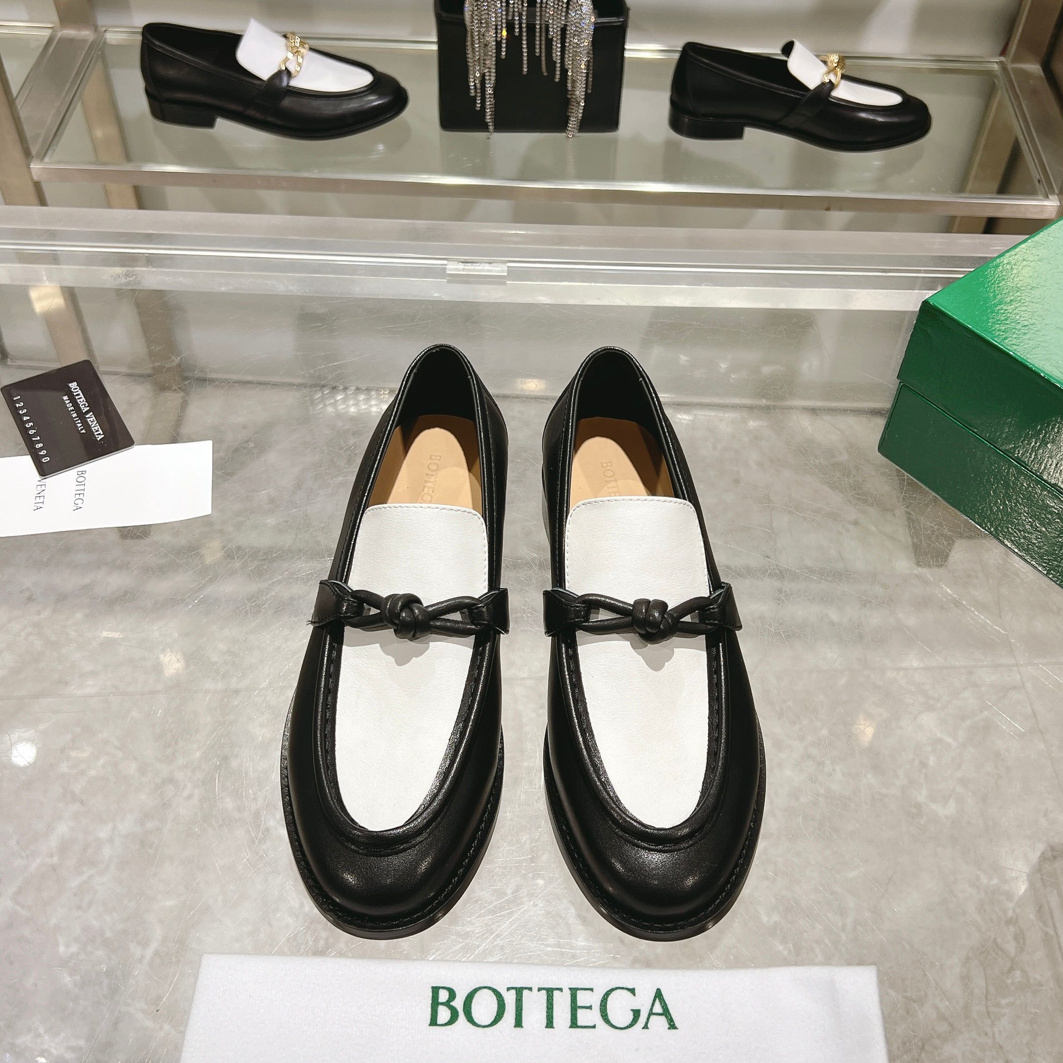 NO:273481,[BV] Top Couple Model Size: Women 35-39 (Female 40 customized) Men 39-44 (38.45 order without return) Baodie Family 2025 counter synchronous model!  Small round-toed loafers!  Imported leather sole!  Premium cashmere!  Gusei cattle!  Original board development leather buckle, bottega veneta, bottega veneta, loafers, Leather soles19860909【BV】顶级 情侣款Size:女35-39 (女40定做 )男39-44 (38 .45 订不退换） 葆蝶家 2025专柜同步款！小圆头乐福鞋！进口真皮大底！高级羊绒！固色牛里！原板开发皮扣,,bottega veneta,bottega veneta,loafers,Leather soles,Men's shoes