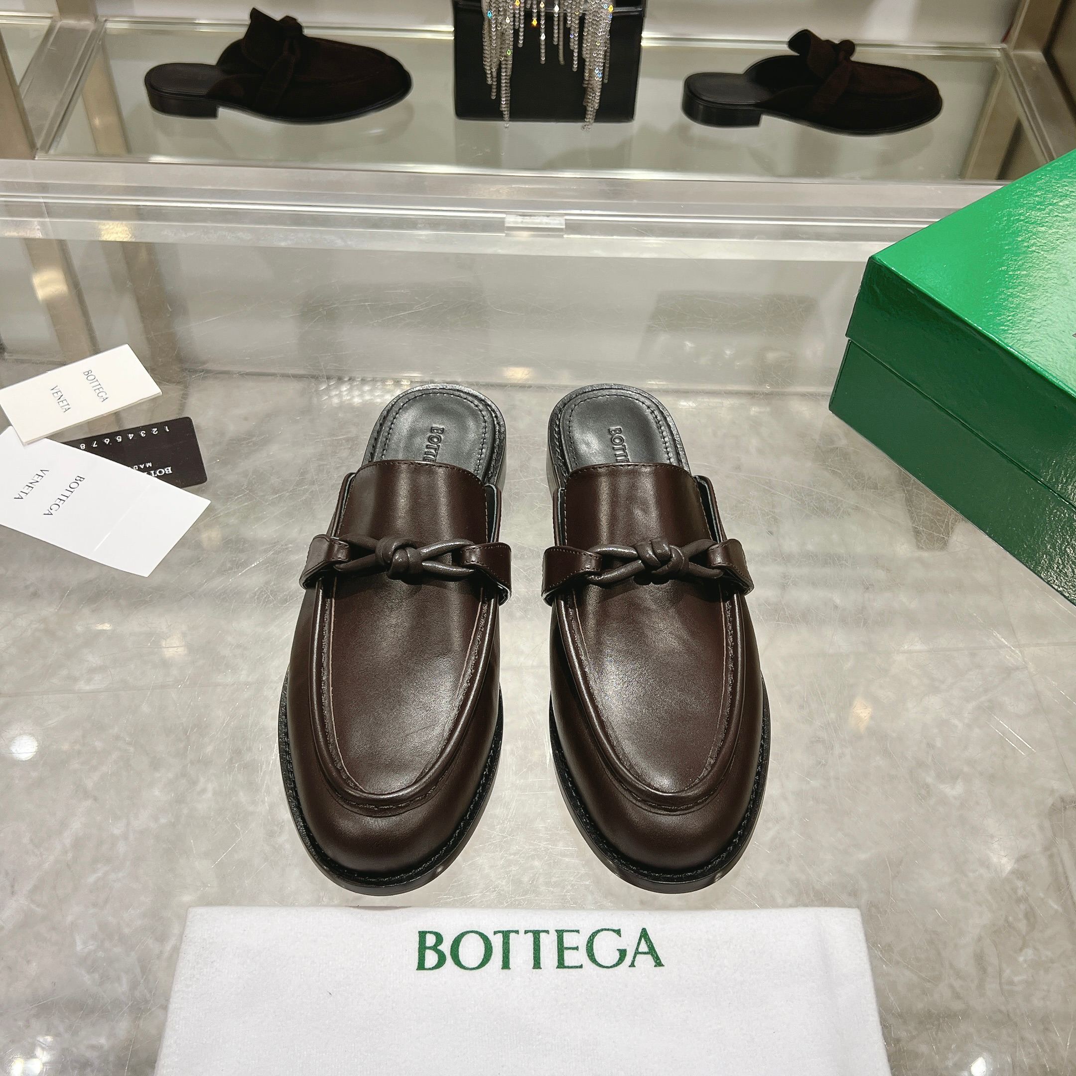 NO:273485,[BV] Top Couple Model Size: Women 35-39 (Female 40 customized) Men 39-44 (38.45 order without return) Baodie Family 2025 counter synchronous model!  Small round-toed floor shoes!  Imported leather sole!  Premium cashmere!  Gusei cattle!  Original board development leather buckle., bottega veneta, bottega veneta, Leather soles19860909【BV】顶级 情侣款Size:女35-39 (女40定做 )男39-44 (38 .45 订不退换） 葆蝶家 2025专柜同步款！小圆头拖地鞋！进口真皮大底！高级羊绒！固色牛里！原板开发皮扣.,,bottega veneta,bottega veneta,Leather soles,Men's shoes