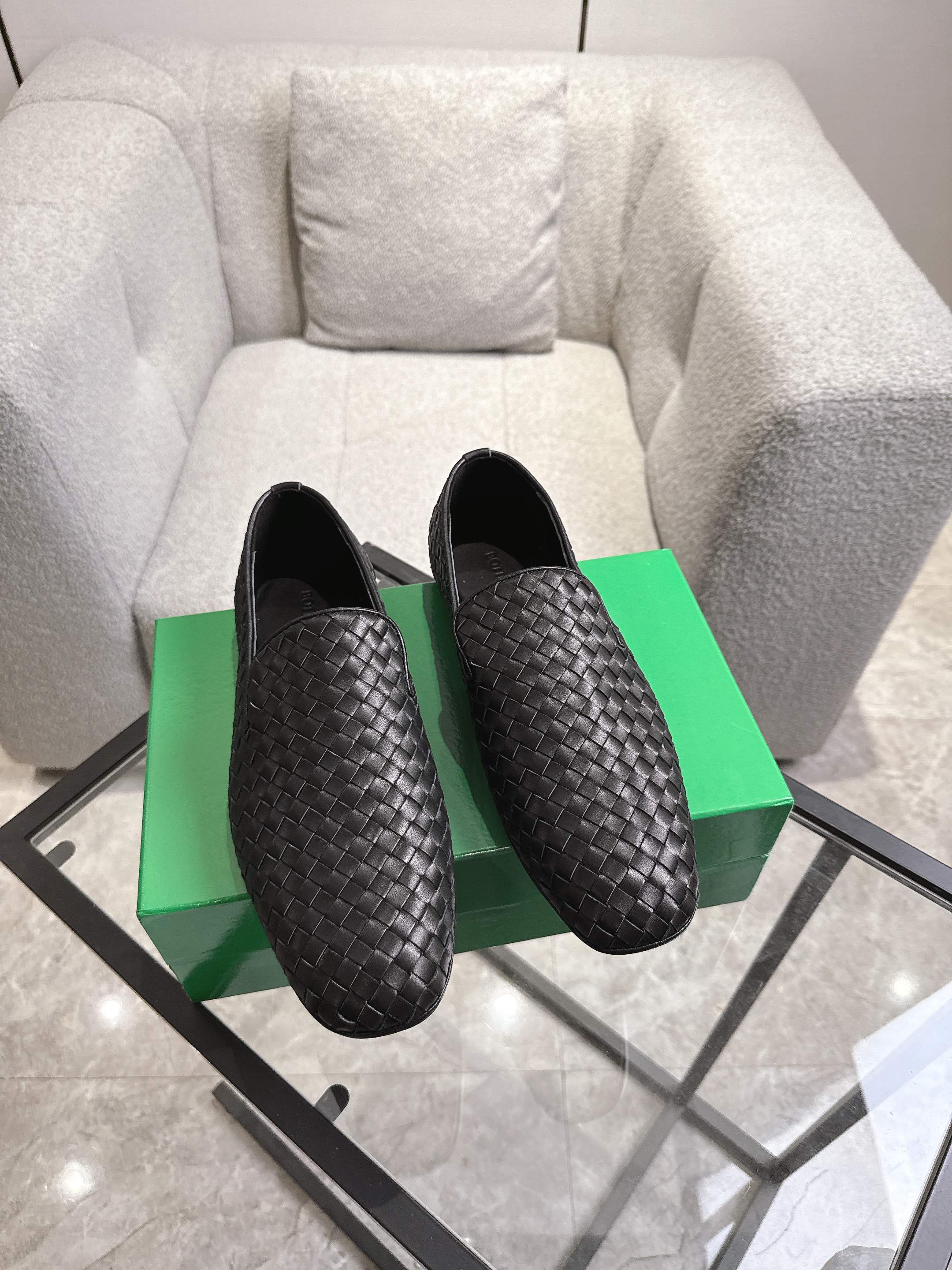 NO:354820,[BV] Top Couple Model Size: 35-44 (Female 40.41.Men 38 45.46.47 Customized without return) Baodiejia 2025 autumn counter synchronous genuine leather outsole classic woven bean shoes couple model Bottega Veneta square toe flat upper imported mixed breed sheepskin, imported sheepskin!  Genuine leather sole!  [Rose][Rose]!  Pure hand-woven, operation, and replicate the original board one to one!  quality assurance!  , bottega veneta, bottega veneta, bottega veneta, flats, sheepskin, Leather soles19860909【BV】顶级情侣款Size: 35-44（女40.41.男38 45.46.47定做不退换） 葆蝶家2025秋季专柜同步真皮大底经典编织豆豆鞋情侣款 Bottega Veneta方头平底鞋面进口混种羊皮 ,进口羊里！真皮大底！[玫瑰][玫瑰]！纯手工编织,操作,原板一比一复刻！质量保证！,,bottega veneta,bottega veneta,bottega veneta,flats,sheepskin,Leather soles,Men's shoes