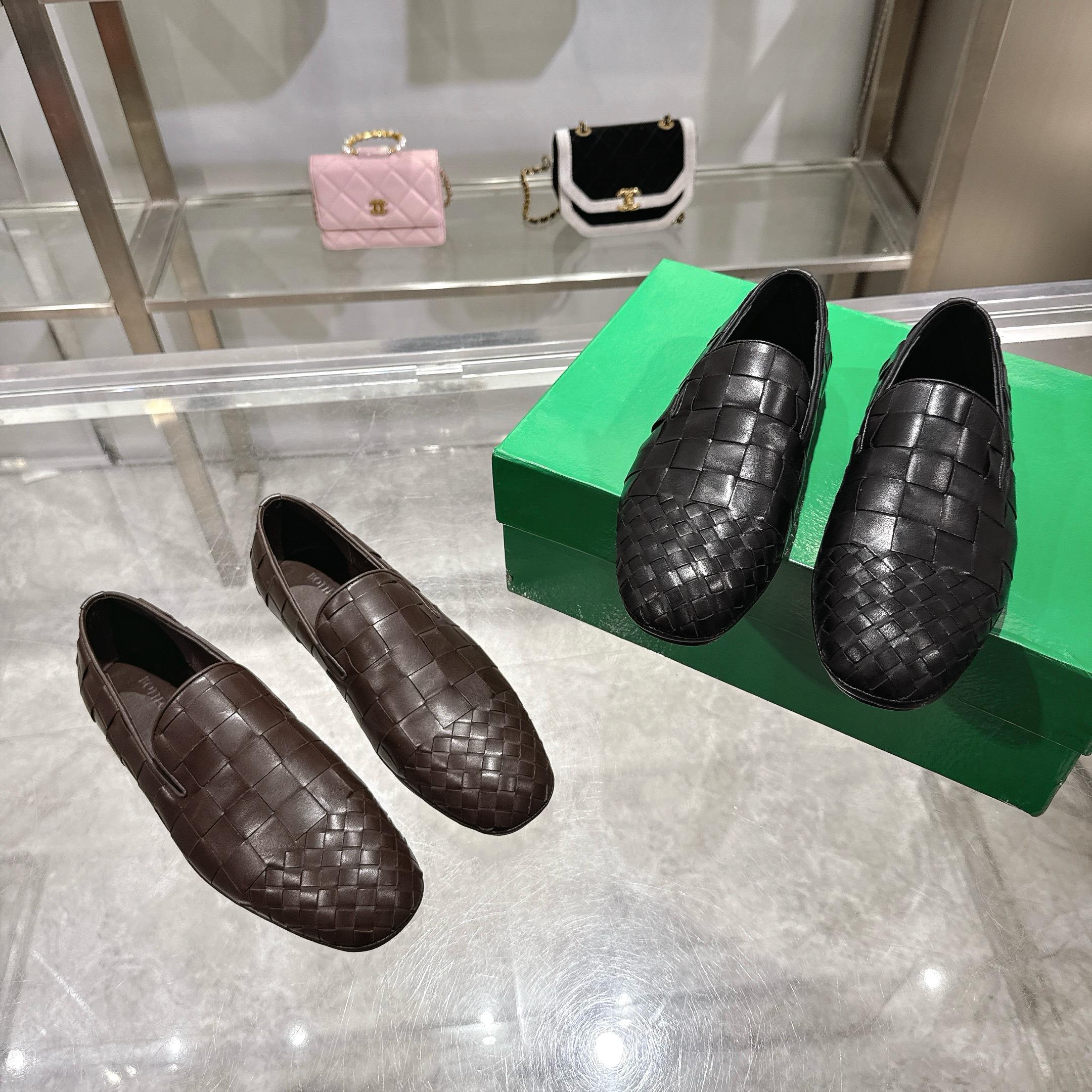 NO:744568,Bottega Veneta's 2026 spring counter synchronized couple style Bottega Veneta square-toe flat shoes, large and small braids!  High-end atmosphere!  Imported sheep!  Leather outsole!  [Rose][Rose]!  Purely hand-woven and operated, the original board is reproduced one-to-one!  quality assurance!  Female 35-39 (34 40 41 customized, non-refundable) Male 39--44 (38 45 46 47 customized, non-refundable) 46 plus 20, 47 plus 30 [Rose] [Rose],,bottega veneta,bottega veneta,Leather soles19860909葆蝶家2026春季专柜同步情侣款 Bottega Veneta方头平底单鞋 大小编织！高端大气！进口羊里！真皮大底！[玫瑰][玫瑰]！纯手工编织,操作,原板一比一复刻！质量保证！女35-39 (34 40 41订制不退换） 男39--44（38 45 46 47定制不退换)46加20 47加30[玫瑰] [玫瑰],,bottega veneta,bottega veneta,Leather soles,Men's shoes