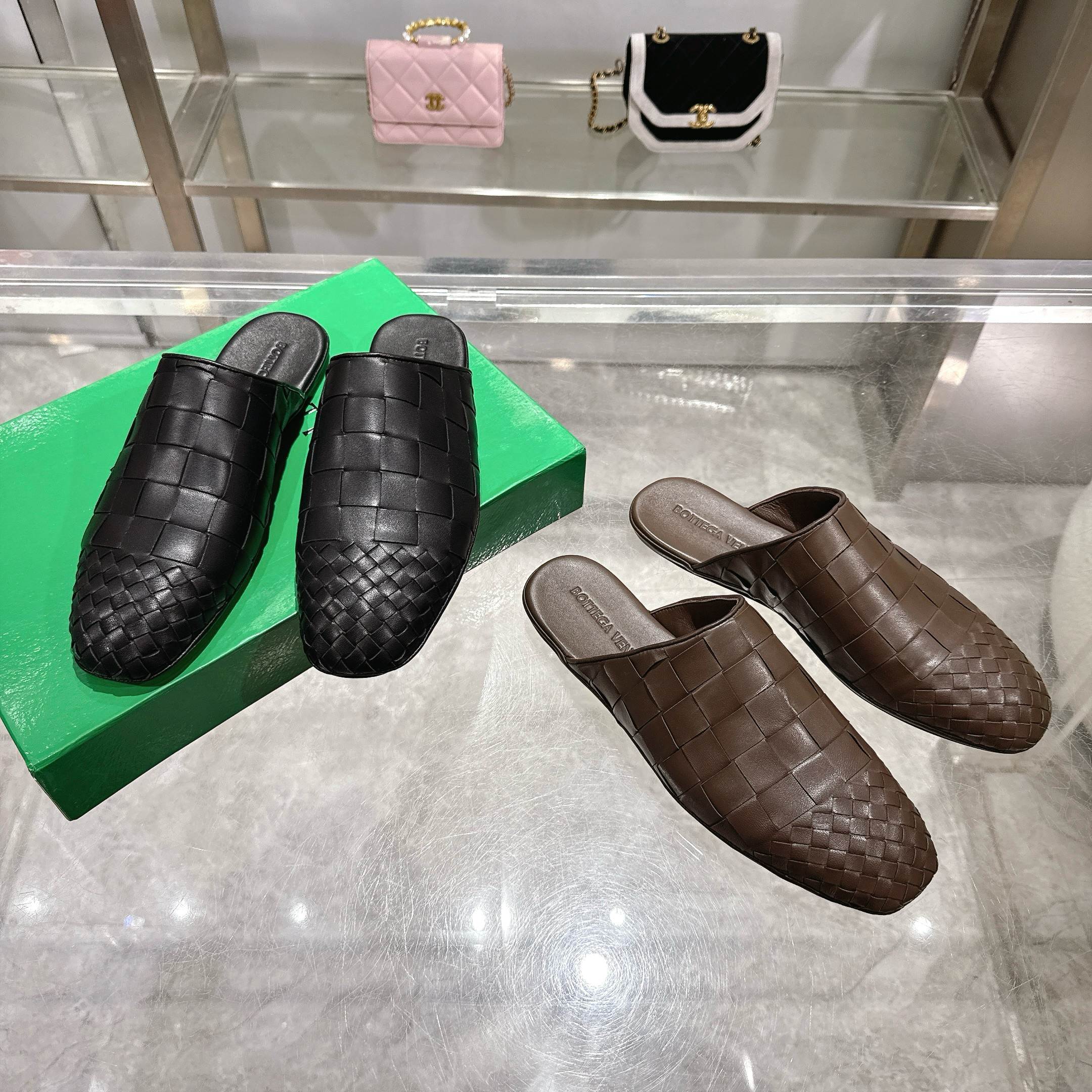 NO:744576,Bottega Veneta 2026 spring counter synchronized couple style Bottega Veneta square toe flat slippers, large and small braids!  High-end atmosphere!  Imported sheep!  Leather outsole!  [Rose][Rose]!  Purely hand-woven and operated, the original board is reproduced one-to-one!  quality assurance!  Female 35-39 (34 40 41 customized, non-refundable) Male 39--44 (38 45 46 47 customized, non-refundable) 46 plus 20, 47 plus 30 [Rose] [Rose],,bottega veneta,bottega veneta,slippers,Leather soles19860909葆蝶家2026春季专柜同步情侣款 Bottega Veneta方头平底拖鞋 大小编织！高端大气！进口羊里！真皮大底！[玫瑰][玫瑰]！纯手工编织,操作,原板一比一复刻！质量保证！女35-39 (34 40 41订制不退换） 男39--44（38 45 46 47定制不退换)46加20 47加30[玫瑰] [玫瑰],,bottega veneta,bottega veneta,slippers,Leather soles,Men's shoes