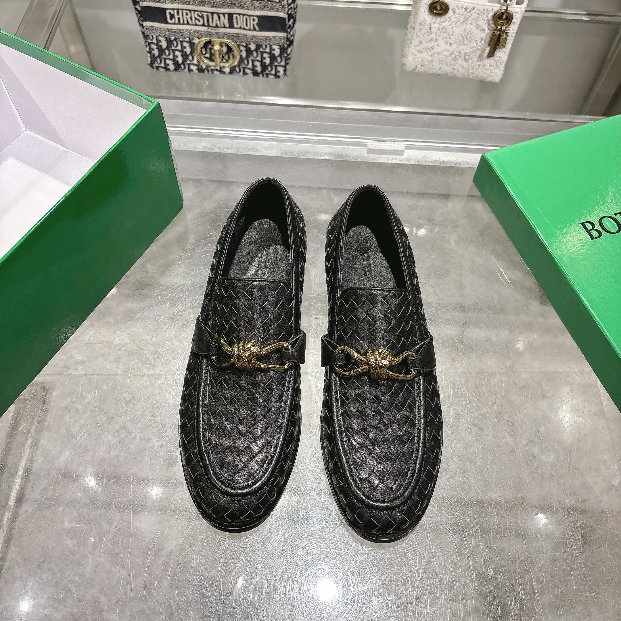 NO:784705,Bottega Veneta's 2026 spring counter synchronized couple style Bottega Veneta small round toe formal leather shoes!  Braided style!  High-end atmosphere!  Imported beef!  Leather outsole!  [Rose][Rose]!  Purely hand-woven, the original board is reproduced one-to-one!  quality assurance!  Female 35-39 (40 41 customized, non-returnable) Male 39--44 (38454647 customized, non-refundable) 46 plus 2047 plus 30 [Rose] [Rose], loafers half-slip, bottega veneta, bottega veneta, loafers, Leather soles19860909葆蝶家2026春季专柜同步情侣款 Bottega Veneta小圆头正装皮鞋！编织风格！高端大气！进口牛里！真皮大底！[玫瑰][玫瑰]！纯手工编织,原板一比一复刻！质量保证！女35-39 (40 41订制不退换）男39--44（38454647定制不退换)46加2047加30[玫瑰][玫瑰],乐福鞋半拖,bottega veneta,bottega veneta,loafers,Leather soles,Women's Shoes