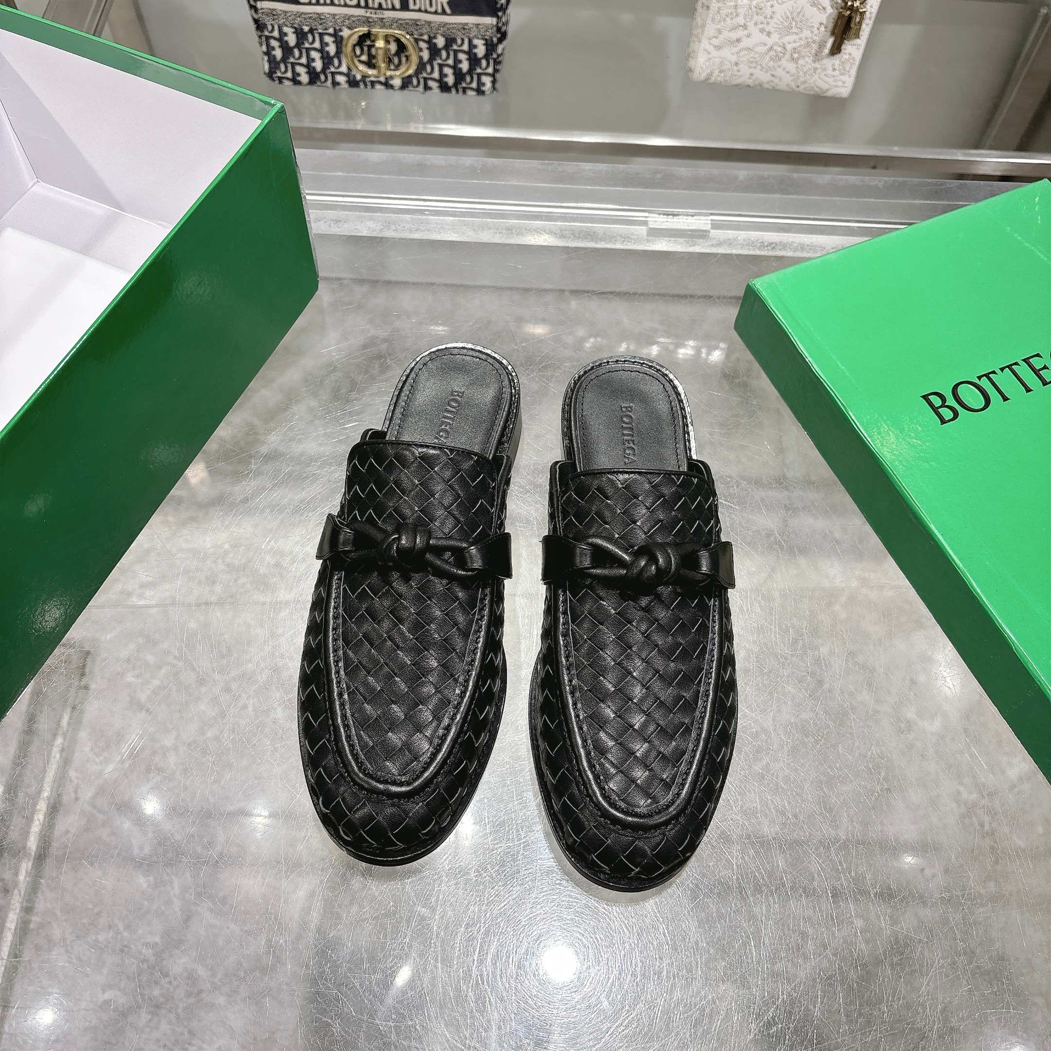 NO:784710,Bottega Veneta's 2026 spring counter synchronized couple style Bottega Veneta small round toe slippers!  Braided style!  High-end atmosphere!  Imported beef!  Leather outsole!  [Rose][Rose]!  Purely hand-woven, the original board is reproduced one-to-one!  quality assurance!  Female 35-39 (40 41 customized, non-returnable) Male 39--44 (38454647 customized, non-refundable) 46 plus 2047 plus 30 [Rose] [Rose], loafers half-slip, bottega veneta, bottega veneta, loafers, slippers, Leather soles19860909葆蝶家2026春季专柜同步情侣款 Bottega Veneta小圆头拖鞋！编织风格！高端大气！进口牛里！真皮大底！[玫瑰][玫瑰]！纯手工编织,原板一比一复刻！质量保证！女35-39 (40 41订制不退换）男39--44（38454647定制不退换)46加2047加30[玫瑰][玫瑰],乐福鞋半拖,bottega veneta,bottega veneta,loafers,slippers,Leather soles,Women's Shoes