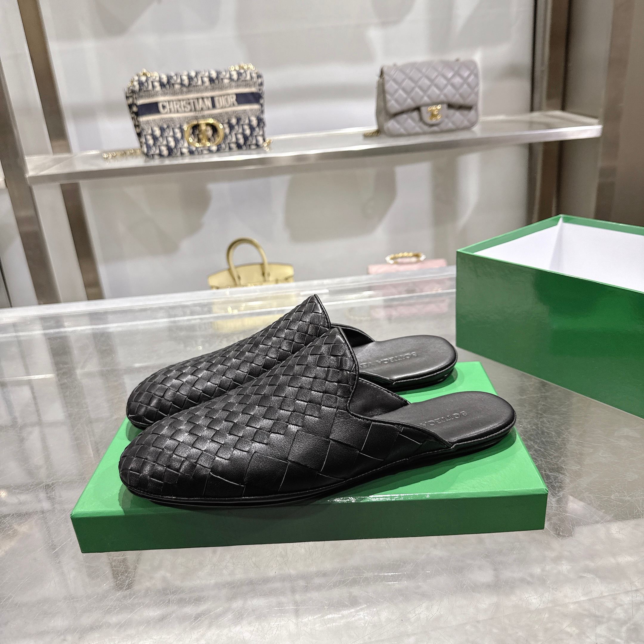 NO:898450,[BV] Bottega Veneta 2026 Autumn Counter Synchronized Genuine Leather Outsole Classic Woven Half-Trail Couple Style Bottega Veneta square toe flat upper imported mixed sheepskin, imported sheep!  Leather outsole!  [Rose][Rose]!  Purely hand-woven and operated, the original board is reproduced one-to-one!  quality assurance!  Size: Female 35-39 Male 39--44 (Female 40.41 Male 38 .45 .46 .47 customization is not returnable) [Note] 46 plus size, 47 plus size,,bottega veneta,bottega veneta,bottega veneta,flats,sheepskin,Leather soles19860909【BV】葆蝶家2026秋季专柜同步真皮大底经典编织半拖情侣款 Bottega Veneta方头平底鞋面进口混种羊皮 ,进口羊里！真皮大底！[玫瑰][玫瑰]！纯手工编织,操作,原板一比一复刻！质量保证！ Size: 女35-39 男39--44（女40.41男38 .45 .46 .47定制不退换） [注意] 46码加 ,47码加,,bottega veneta,bottega veneta,bottega veneta,flats,sheepskin,Leather soles,Men's shoes