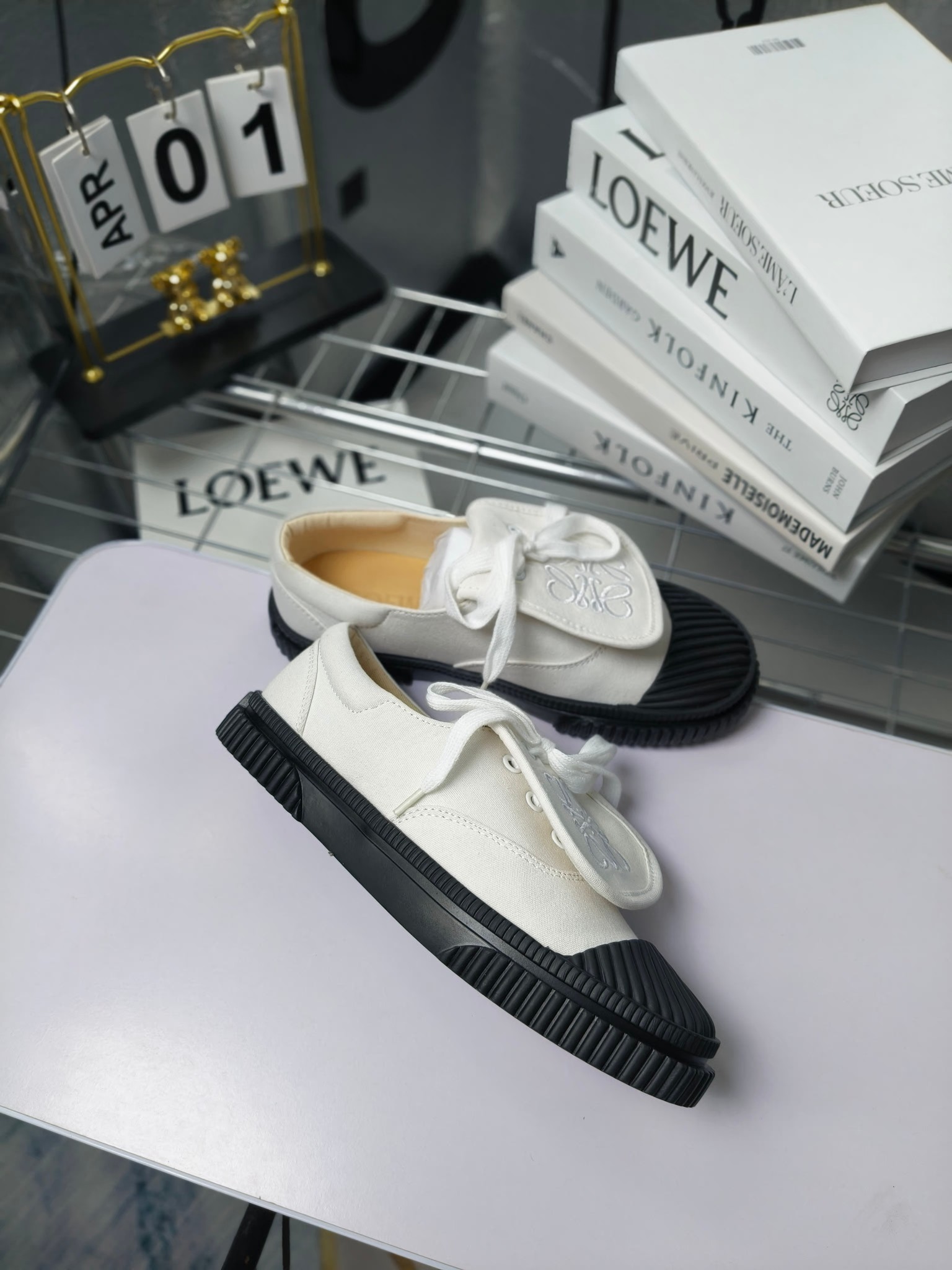 loewe
罗意威24春夏经典刺绣大翻盖帆布鞋饼干鞋!新色!
最近大热的一款鞋 翻舌刺绣logo设计 超级可爱 🐶时髦精绝对不能错过的必入款,没有任何繁杂装饰,质感极好的vintage感,纯粹和极简做得利落又诗意 超级百搭不易装款
鞋面采用原版定制进口高密度帆布
内里透气帆布,垫脚水染牛皮,原版开模橡胶成型大底!质感原版一致!轻便耐磨!
码数:35-40(34.40.41定制不退换)
配原版包装
p200