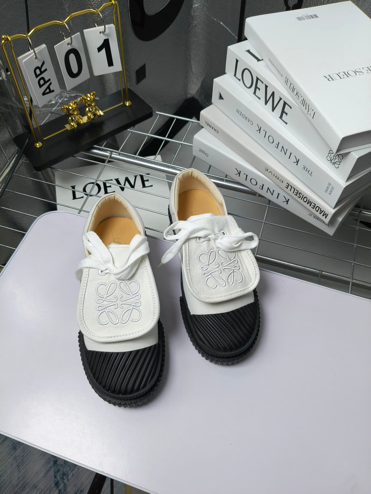 loewe
罗意威24春夏经典刺绣大翻盖帆布鞋饼干鞋!新色!
最近大热的一款鞋 翻舌刺绣logo设计 超级可爱 🐶时髦精绝对不能错过的必入款,没有任何繁杂装饰,质感极好的vintage感,纯粹和极简做得利落又诗意 超级百搭不易装款
鞋面采用原版定制进口高密度帆布
内里透气帆布,垫脚水染牛皮,原版开模橡胶成型大底!质感原版一致!轻便耐磨!
码数:35-40(34.40.41定制不退换)
配原版包装
p200