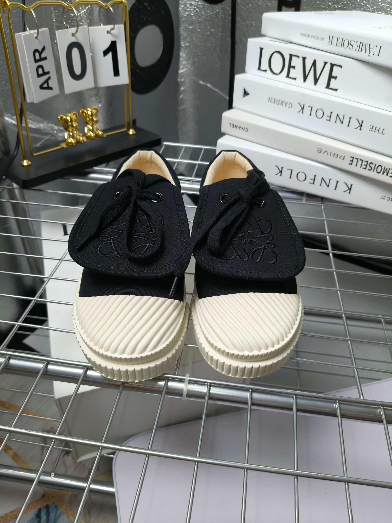 loewe
罗意威24春夏经典刺绣大翻盖帆布鞋饼干鞋!新色!
最近大热的一款鞋 翻舌刺绣logo设计 超级可爱 🐶时髦精绝对不能错过的必入款,没有任何繁杂装饰,质感极好的vintage感,纯粹和极简做得利落又诗意 超级百搭不易装款
鞋面采用原版定制进口高密度帆布
内里透气帆布,垫脚水染牛皮,原版开模橡胶成型大底!质感原版一致!轻便耐磨!
码数:35-40(34.40.41定制不退换)
配原版包装
p200