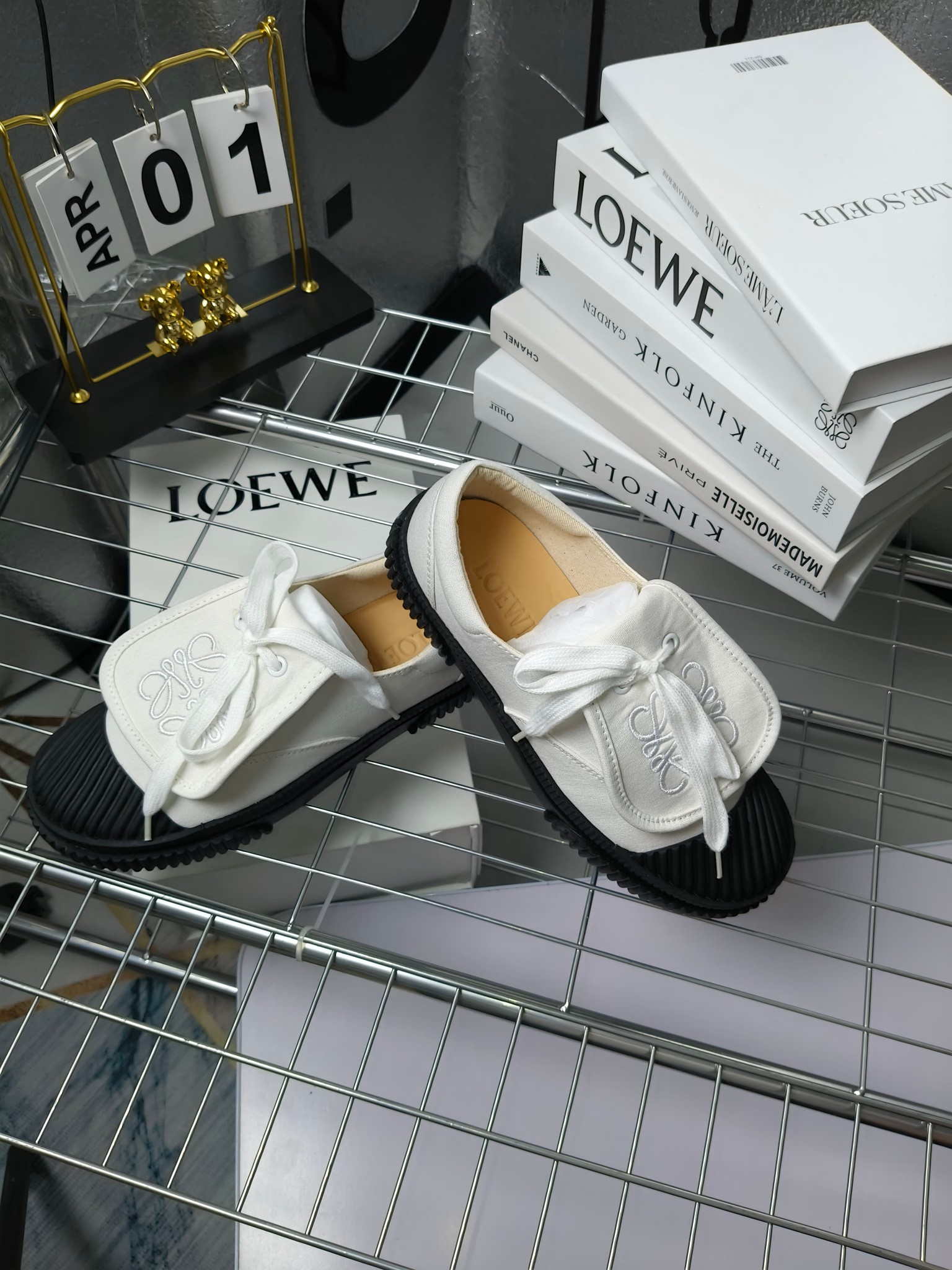 loewe
罗意威24春夏经典刺绣大翻盖帆布鞋饼干鞋!新色!
最近大热的一款鞋 翻舌刺绣logo设计 超级可爱 🐶时髦精绝对不能错过的必入款,没有任何繁杂装饰,质感极好的vintage感,纯粹和极简做得利落又诗意 超级百搭不易装款
鞋面采用原版定制进口高密度帆布
内里透气帆布,垫脚水染牛皮,原版开模橡胶成型大底!质感原版一致!轻便耐磨!
码数:35-40(34.40.41定制不退换)
配原版包装
p200
