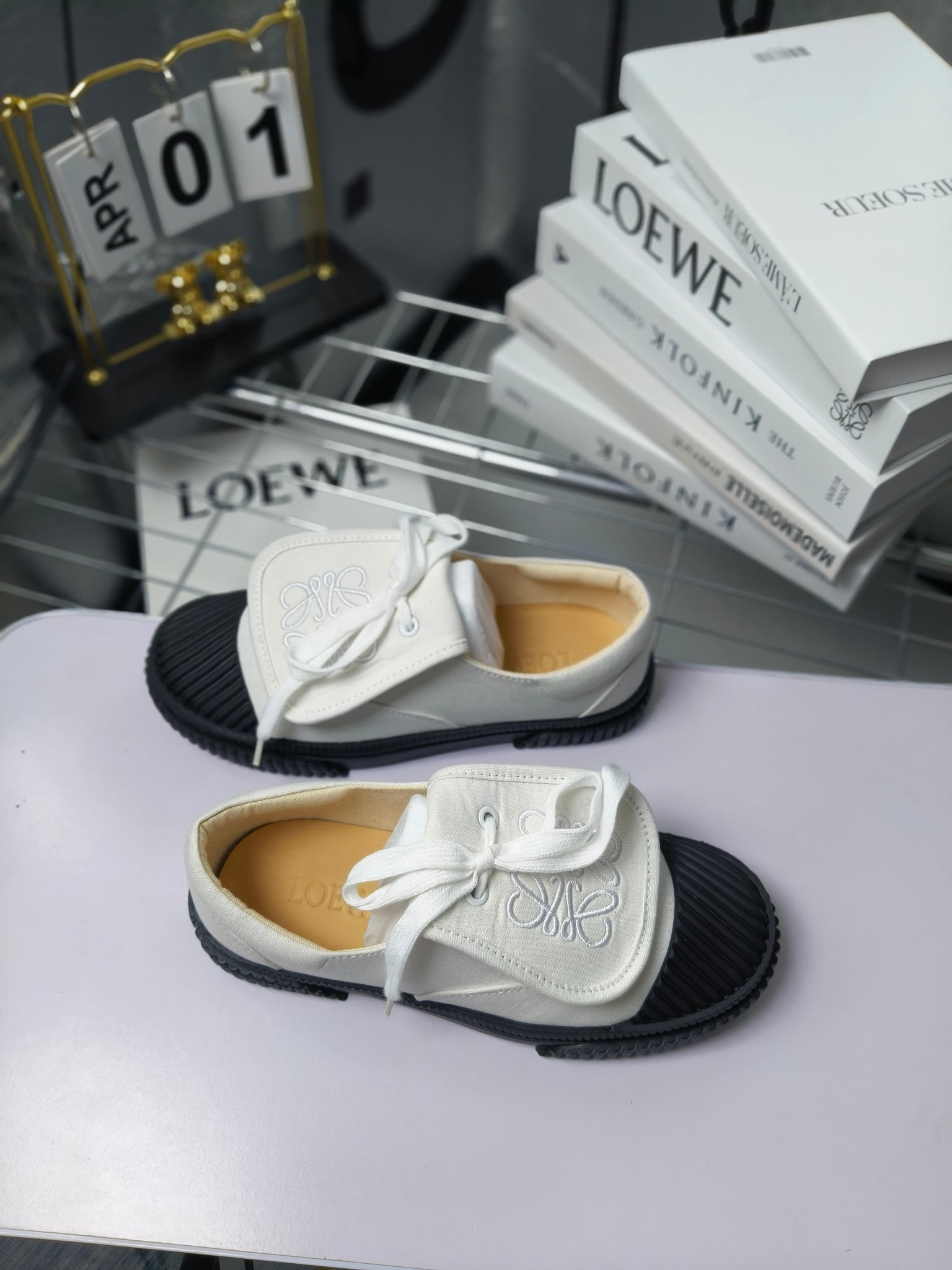 loewe
罗意威24春夏经典刺绣大翻盖帆布鞋饼干鞋!新色!
最近大热的一款鞋 翻舌刺绣logo设计 超级可爱 🐶时髦精绝对不能错过的必入款,没有任何繁杂装饰,质感极好的vintage感,纯粹和极简做得利落又诗意 超级百搭不易装款
鞋面采用原版定制进口高密度帆布
内里透气帆布,垫脚水染牛皮,原版开模橡胶成型大底!质感原版一致!轻便耐磨!
码数:35-40(34.40.41定制不退换)
配原版包装
p200