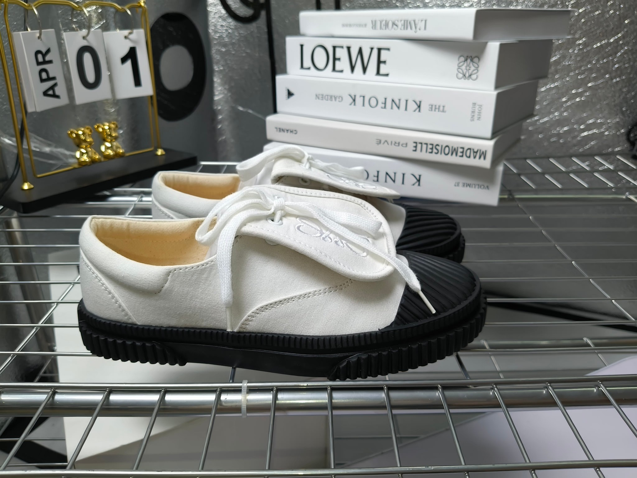 loewe
罗意威24春夏经典刺绣大翻盖帆布鞋饼干鞋!新色!
最近大热的一款鞋 翻舌刺绣logo设计 超级可爱 🐶时髦精绝对不能错过的必入款,没有任何繁杂装饰,质感极好的vintage感,纯粹和极简做得利落又诗意 超级百搭不易装款
鞋面采用原版定制进口高密度帆布
内里透气帆布,垫脚水染牛皮,原版开模橡胶成型大底!质感原版一致!轻便耐磨!
码数:35-40(34.40.41定制不退换)
配原版包装
p200