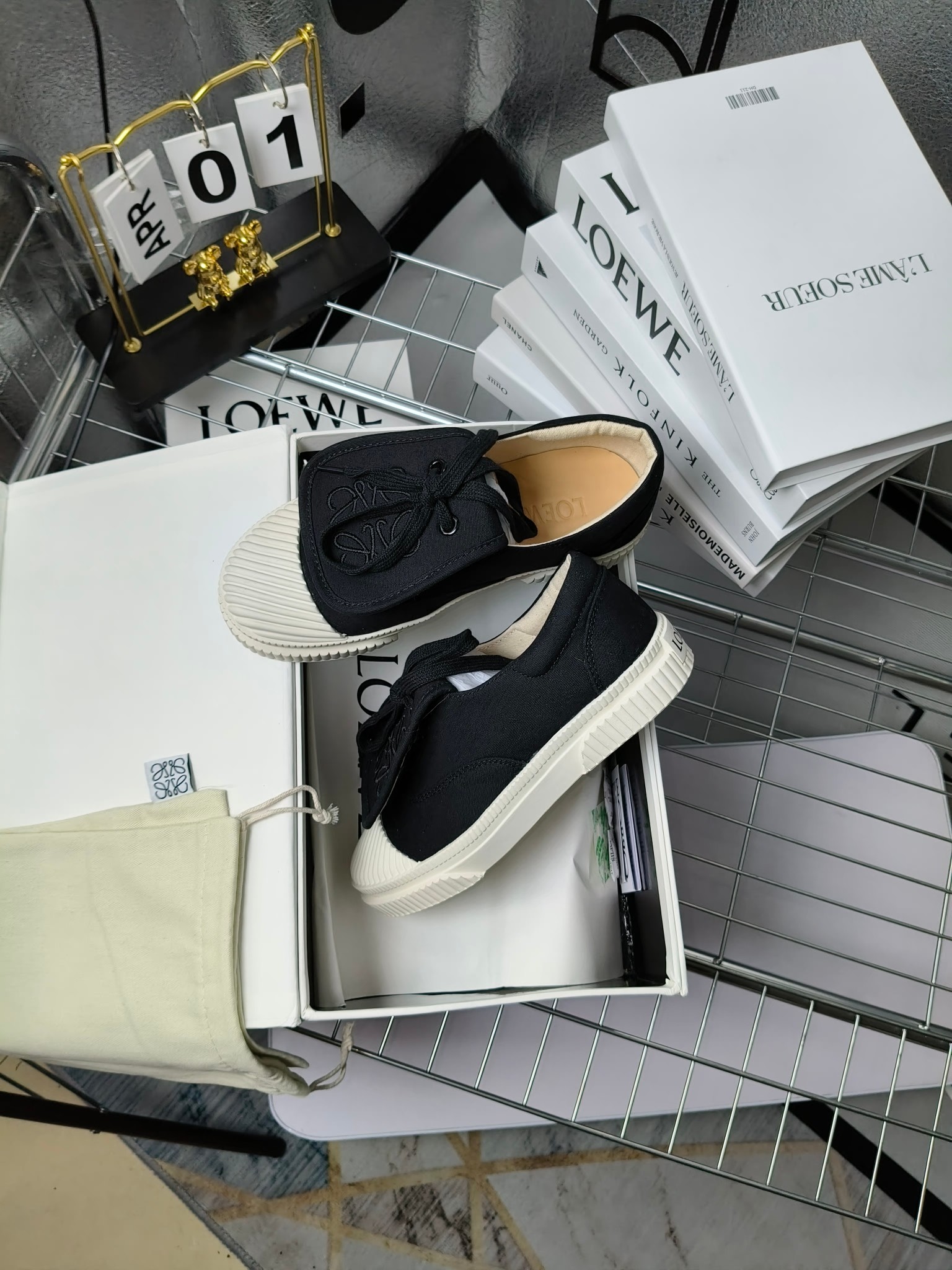 loewe
罗意威24春夏经典刺绣大翻盖帆布鞋饼干鞋!新色!
最近大热的一款鞋 翻舌刺绣logo设计 超级可爱 🐶时髦精绝对不能错过的必入款,没有任何繁杂装饰,质感极好的vintage感,纯粹和极简做得利落又诗意 超级百搭不易装款
鞋面采用原版定制进口高密度帆布
内里透气帆布,垫脚水染牛皮,原版开模橡胶成型大底!质感原版一致!轻便耐磨!
码数:35-40(34.40.41定制不退换)
配原版包装
p200