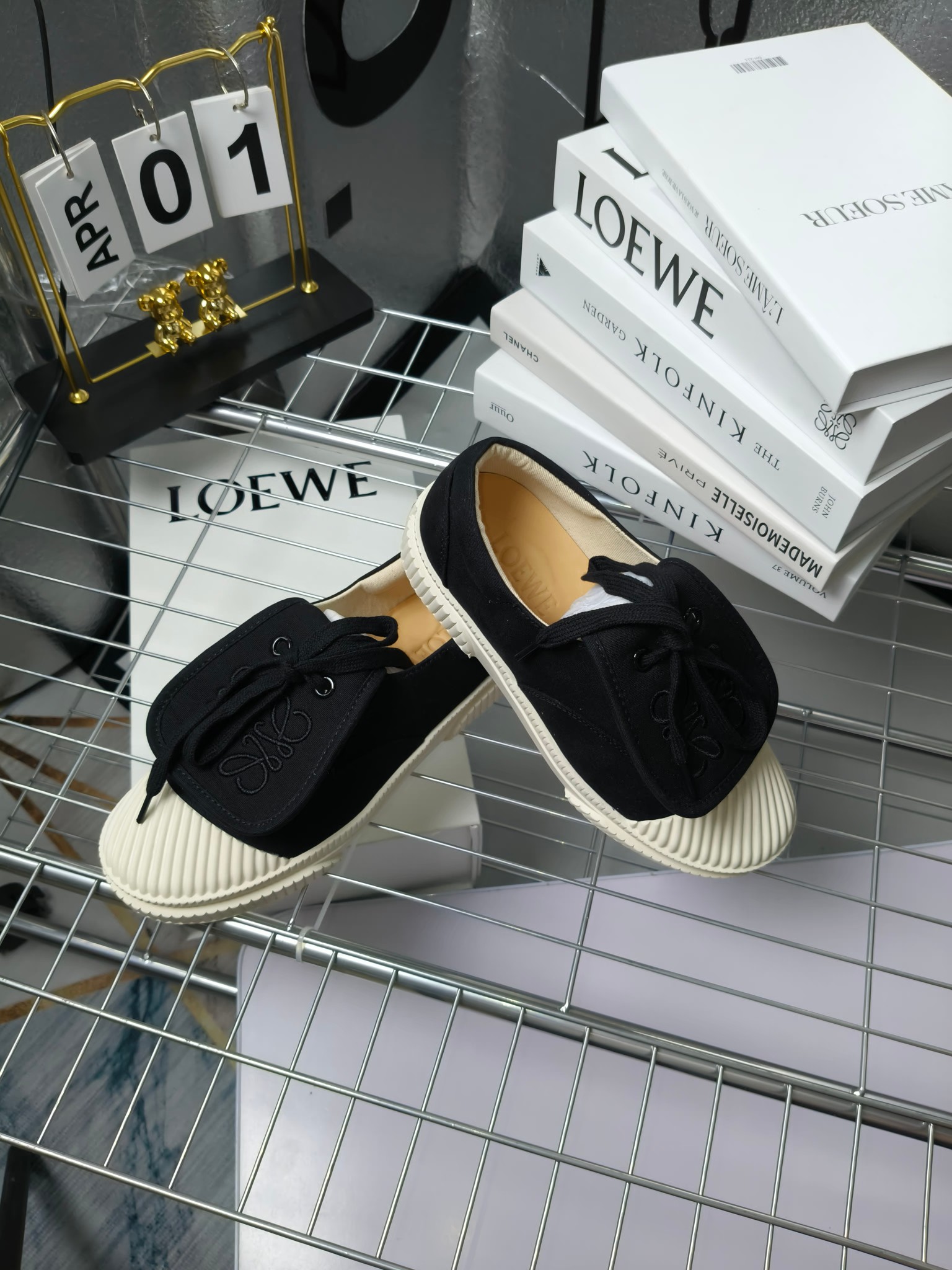 loewe
罗意威24春夏经典刺绣大翻盖帆布鞋饼干鞋!新色!
最近大热的一款鞋 翻舌刺绣logo设计 超级可爱 🐶时髦精绝对不能错过的必入款,没有任何繁杂装饰,质感极好的vintage感,纯粹和极简做得利落又诗意 超级百搭不易装款
鞋面采用原版定制进口高密度帆布
内里透气帆布,垫脚水染牛皮,原版开模橡胶成型大底!质感原版一致!轻便耐磨!
码数:35-40(34.40.41定制不退换)
配原版包装
p200