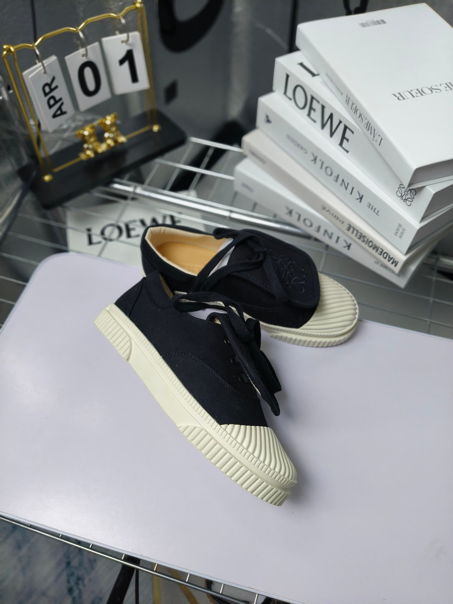 loewe
罗意威24春夏经典刺绣大翻盖帆布鞋饼干鞋!新色!
最近大热的一款鞋 翻舌刺绣logo设计 超级可爱 🐶时髦精绝对不能错过的必入款,没有任何繁杂装饰,质感极好的vintage感,纯粹和极简做得利落又诗意 超级百搭不易装款
鞋面采用原版定制进口高密度帆布
内里透气帆布,垫脚水染牛皮,原版开模橡胶成型大底!质感原版一致!轻便耐磨!
码数:35-40(34.40.41定制不退换)
配原版包装
p200