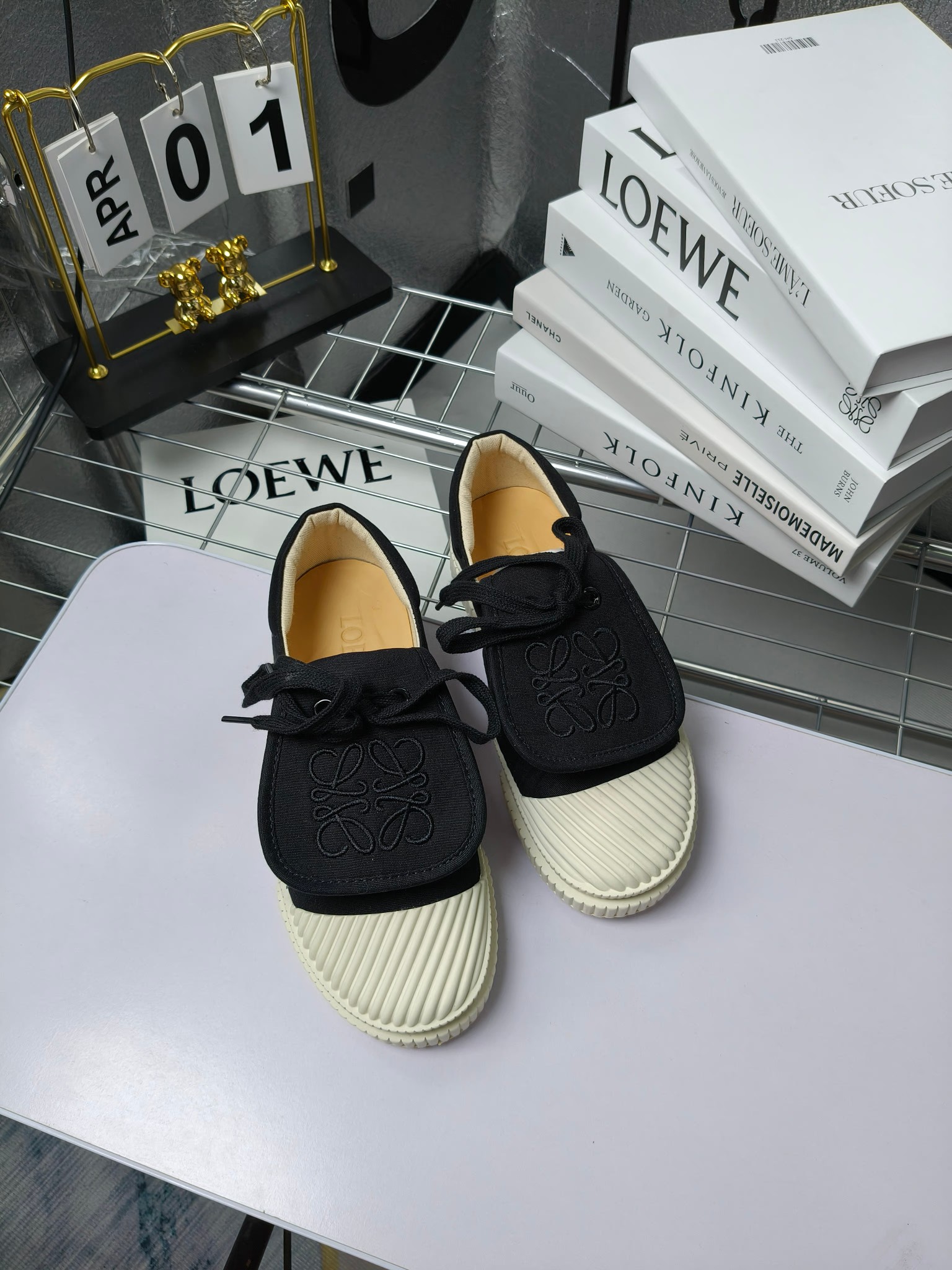loewe
罗意威24春夏经典刺绣大翻盖帆布鞋饼干鞋!新色!
最近大热的一款鞋 翻舌刺绣logo设计 超级可爱 🐶时髦精绝对不能错过的必入款,没有任何繁杂装饰,质感极好的vintage感,纯粹和极简做得利落又诗意 超级百搭不易装款
鞋面采用原版定制进口高密度帆布
内里透气帆布,垫脚水染牛皮,原版开模橡胶成型大底!质感原版一致!轻便耐磨!
码数:35-40(34.40.41定制不退换)
配原版包装
p200