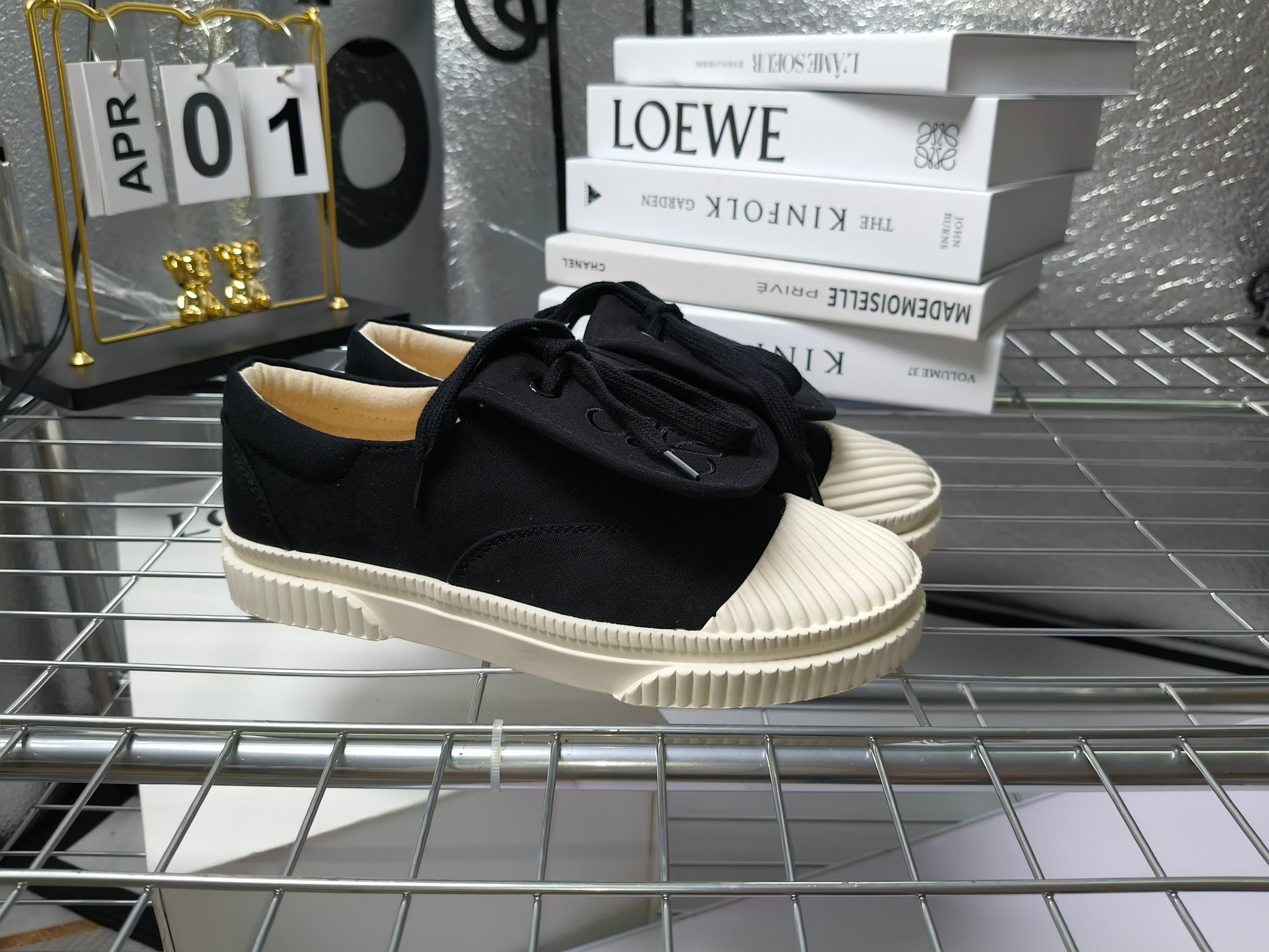 loewe
罗意威24春夏经典刺绣大翻盖帆布鞋饼干鞋!新色!
最近大热的一款鞋 翻舌刺绣logo设计 超级可爱 🐶时髦精绝对不能错过的必入款,没有任何繁杂装饰,质感极好的vintage感,纯粹和极简做得利落又诗意 超级百搭不易装款
鞋面采用原版定制进口高密度帆布
内里透气帆布,垫脚水染牛皮,原版开模橡胶成型大底!质感原版一致!轻便耐磨!
码数:35-40(34.40.41定制不退换)
配原版包装
p200