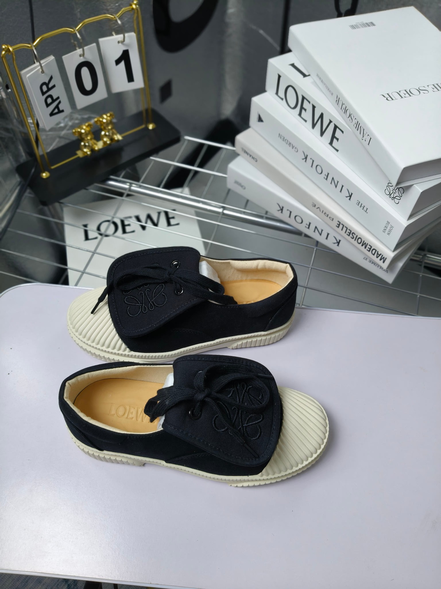 loewe
罗意威24春夏经典刺绣大翻盖帆布鞋饼干鞋!新色!
最近大热的一款鞋 翻舌刺绣logo设计 超级可爱 🐶时髦精绝对不能错过的必入款,没有任何繁杂装饰,质感极好的vintage感,纯粹和极简做得利落又诗意 超级百搭不易装款
鞋面采用原版定制进口高密度帆布
内里透气帆布,垫脚水染牛皮,原版开模橡胶成型大底!质感原版一致!轻便耐磨!
码数:35-40(34.40.41定制不退换)
配原版包装
p200