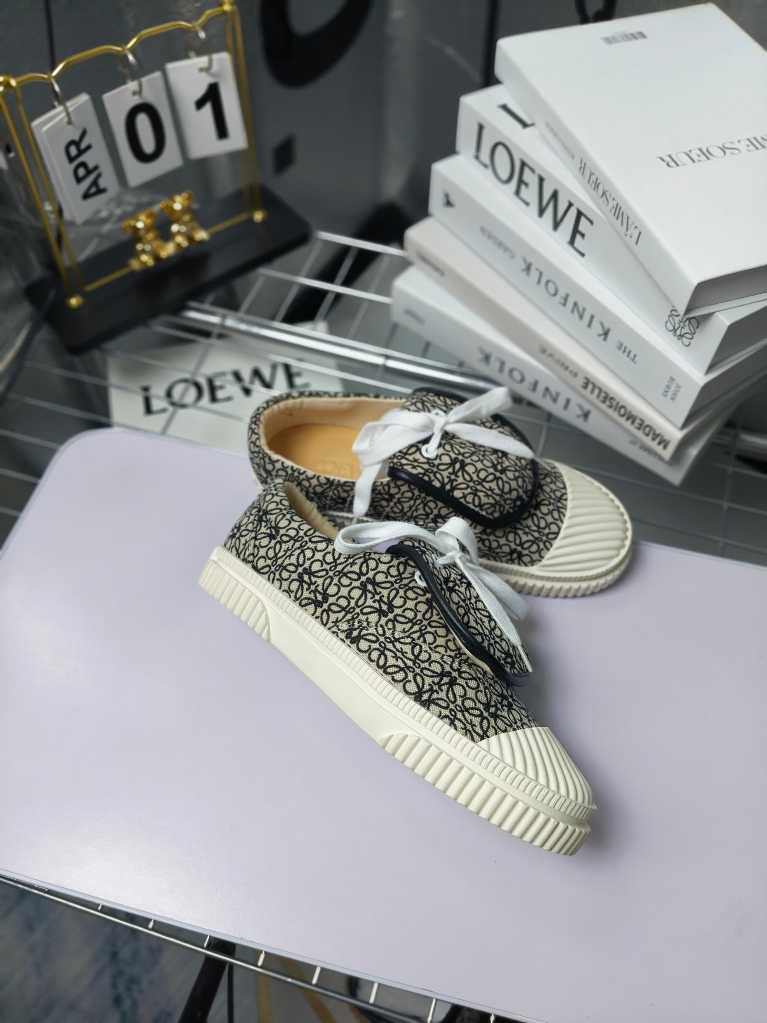 loewe
罗意威24春夏经典刺绣大翻盖帆布鞋饼干鞋!新色!
最近大热的一款鞋 翻舌刺绣logo设计 超级可爱 🐶时髦精绝对不能错过的必入款,没有任何繁杂装饰,质感极好的vintage感,纯粹和极简做得利落又诗意 超级百搭不易装款
鞋面采用原版定制进口高密度帆布
内里透气帆布,垫脚水染牛皮,原版开模橡胶成型大底!质感原版一致!轻便耐磨!
码数:35-40(34.40.41定制不退换)
配原版包装
p200