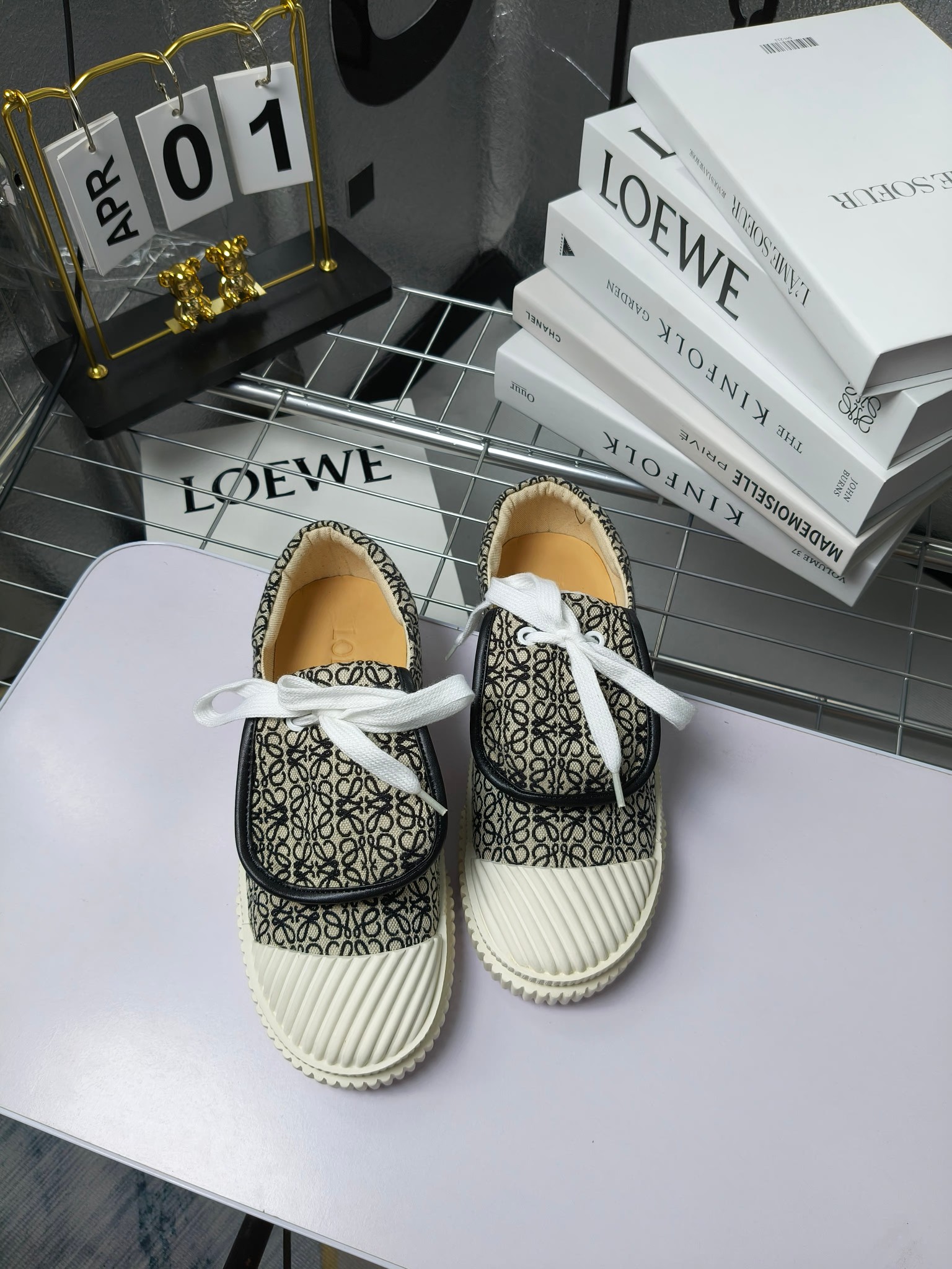 loewe
罗意威24春夏经典刺绣大翻盖帆布鞋饼干鞋!新色!
最近大热的一款鞋 翻舌刺绣logo设计 超级可爱 🐶时髦精绝对不能错过的必入款,没有任何繁杂装饰,质感极好的vintage感,纯粹和极简做得利落又诗意 超级百搭不易装款
鞋面采用原版定制进口高密度帆布
内里透气帆布,垫脚水染牛皮,原版开模橡胶成型大底!质感原版一致!轻便耐磨!
码数:35-40(34.40.41定制不退换)
配原版包装
p200